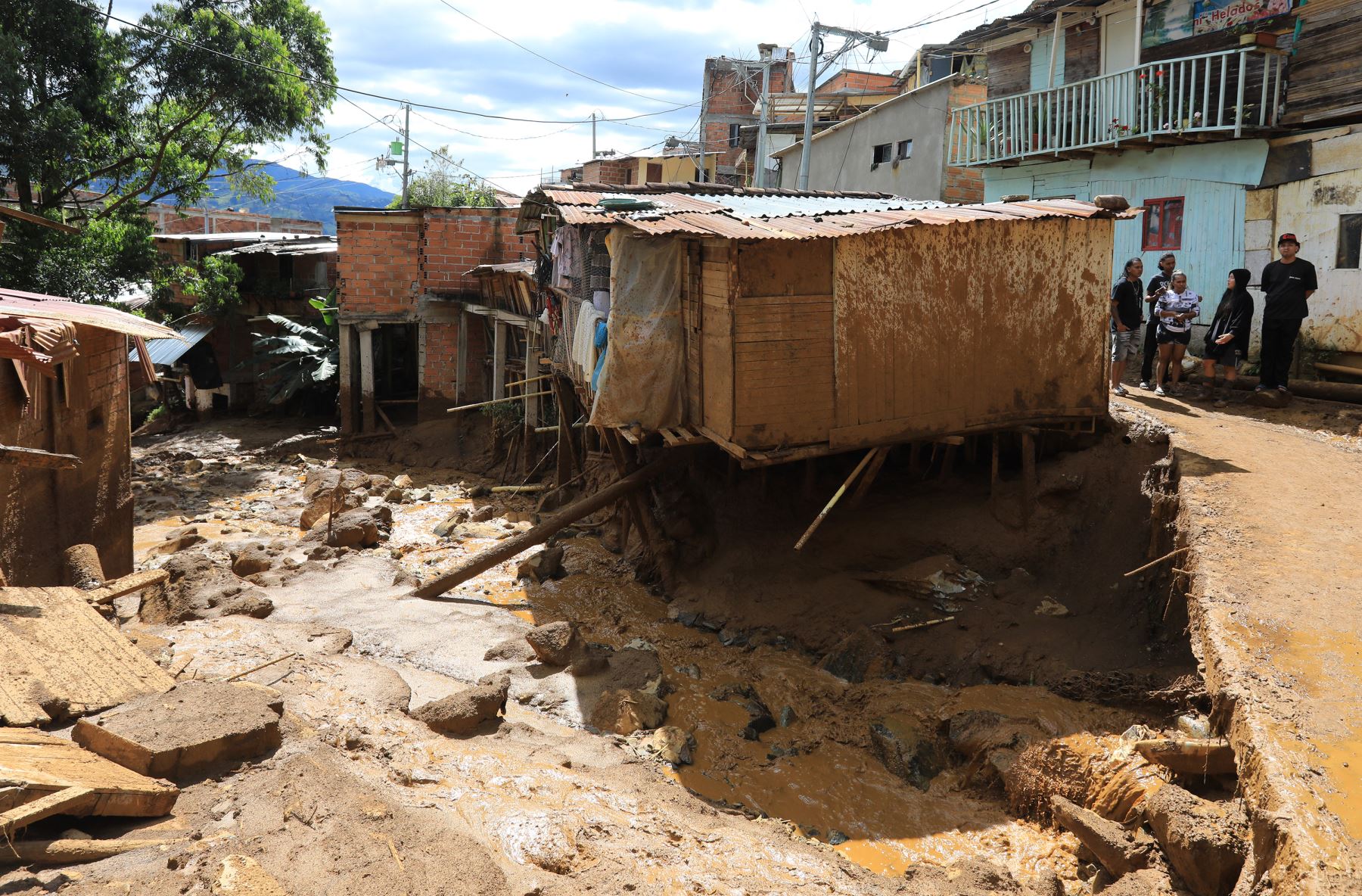 Se advirtió a los residentes locales que evacuaran la zona del municipio de Bello, que seguía siendo vulnerable a deslizamientos de tierra, declaró el gobernador de Antioquia, Andrés Julián Rendón, al confirmar las víctimas. AFP