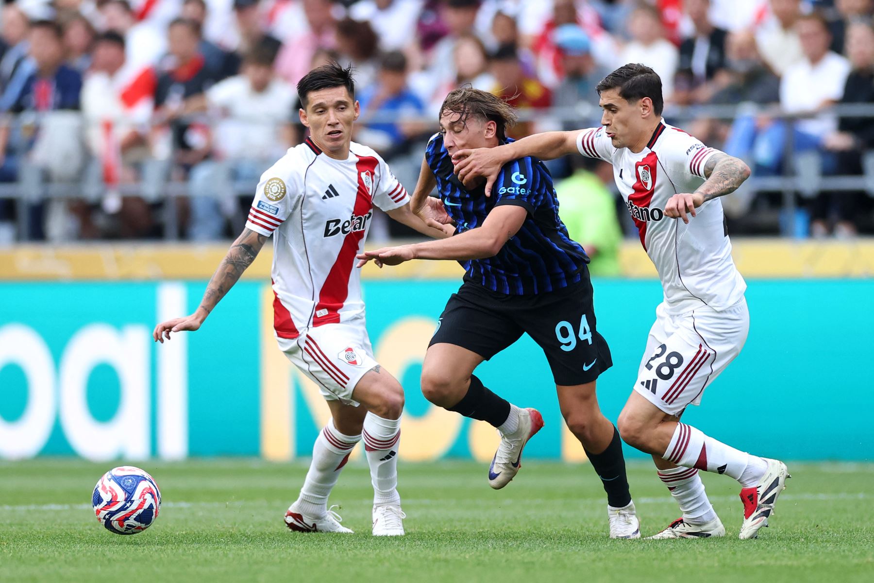 Francesco Esposito  del FC Internazionale Milano es desafiado por Lucas Martínez Quarta del CA River Plate durante el partido del grupo E de la Copa Mundial de Clubes de la FIFA 2025 entre el FC Internazionale Milano y el CA River Plate en el Lumen Field en Seattle, Washington. 
Foto: AFP