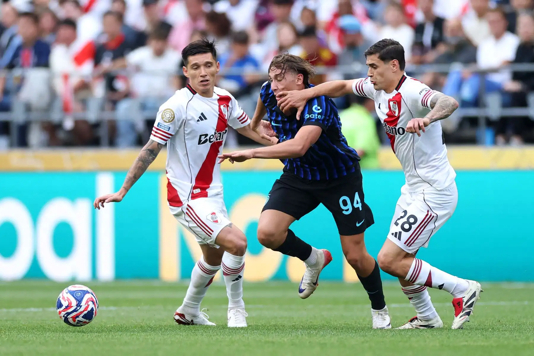 Francesco Esposito  del FC Internazionale Milano es desafiado por Lucas Martínez Quarta del CA River Plate durante el partido del grupo E de la Copa Mundial de Clubes de la FIFA 2025 entre el FC Internazionale Milano y el CA River Plate en el Lumen Field en Seattle, Washington. 
Foto: AFP