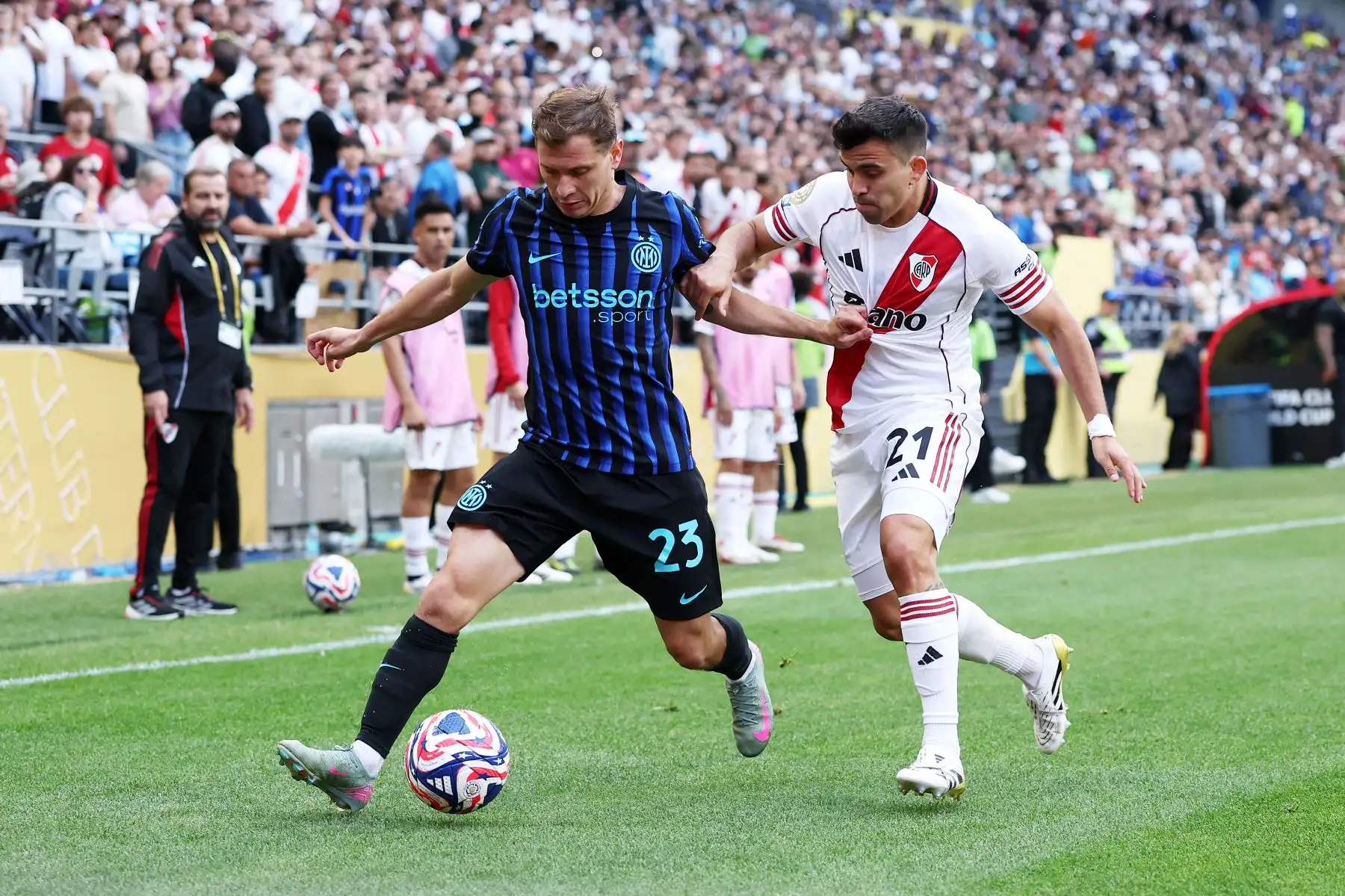 Nicolo Barella del FC Internazionale Milano es desafiado por Marcos Acuña del CA River Plate durante el partido del grupo E de la Copa Mundial de Clubes de la FIFA 2025 entre el FC Internazionale Milano y el CA River Plate en el Lumen Field.
Foto: Foto