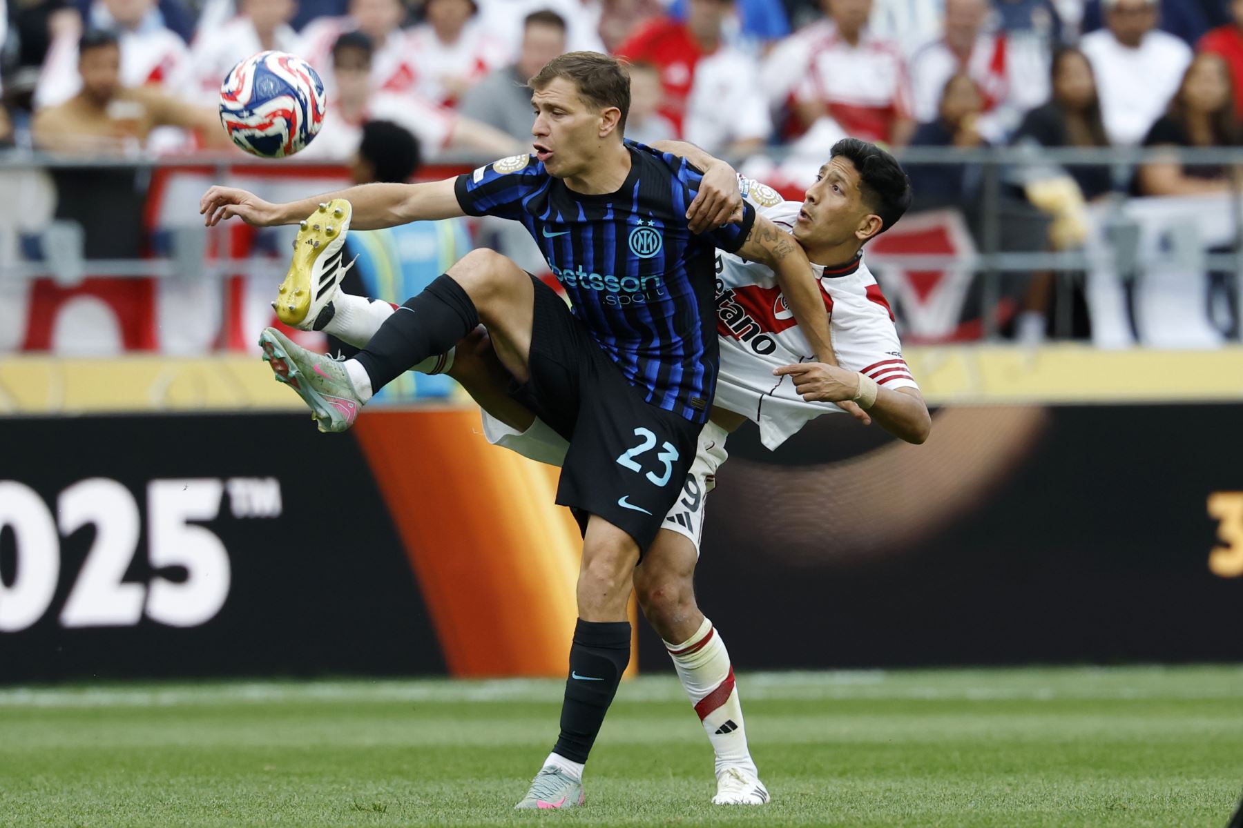 Nicolo Barella  del Inter de Milán en acción contra Rodrigo Aliendro  de River Plate durante el partido de la Copa Mundial de Clubes de la FIFA 2025 entre el Inter de Milán y River Plate en Seattle, Washington (EE.UU.).
Foto: EFE
