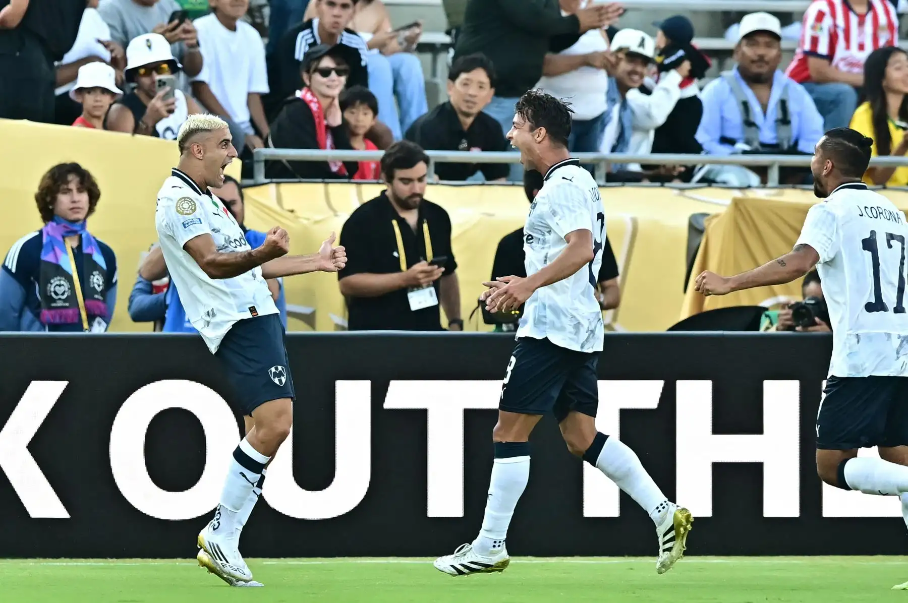 El delantero mexicano  de Monterrey, Germán Berterame , celebra después de anotar el segundo gol de su equipo durante el partido de fútbol del Grupo E de la Copa Mundial de Clubes de la FIFA 2025 entre Urawa Red Diamonds de Japón y Monterrey de México. AFP