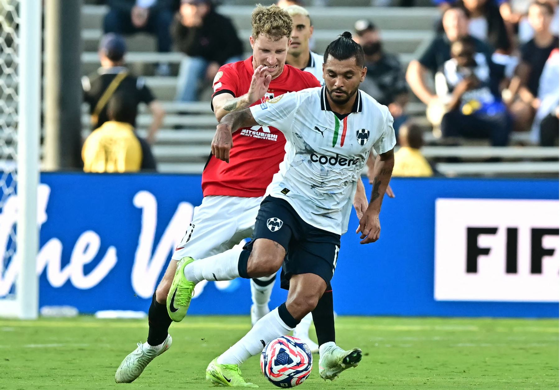 El mediocampista sueco  de Urawa Red Diamonds, Samuel Gustafson, y el delantero mexicano de Monterrey, Jesús Corona, luchan por el balón durante el partido de fútbol del Grupo E de la Copa Mundial de Clubes de la FIFA 2025 entre Urawa Red Diamonds de Japón y Monterrey de México. AFP