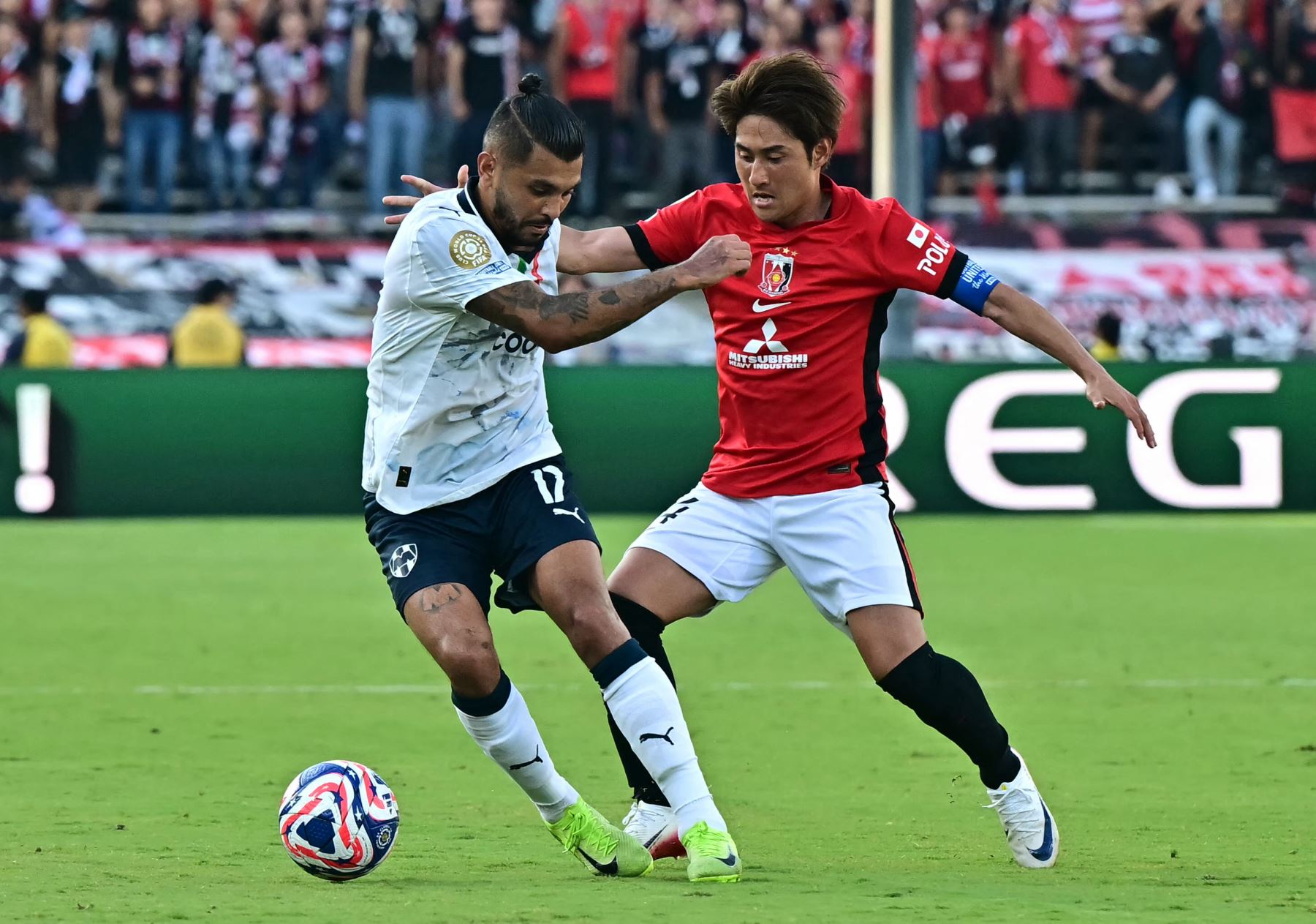 El delantero mexicano  de Monterrey, Jesús Corona, y el mediocampista japonés  de Urawa Red Diamonds, Takahiro Sekine, luchan por el balón durante el partido de fútbol del Grupo E de la Copa Mundial de Clubes de la FIFA 2025 entre Urawa Red Diamonds de Japón y Monterrey de México. AFP