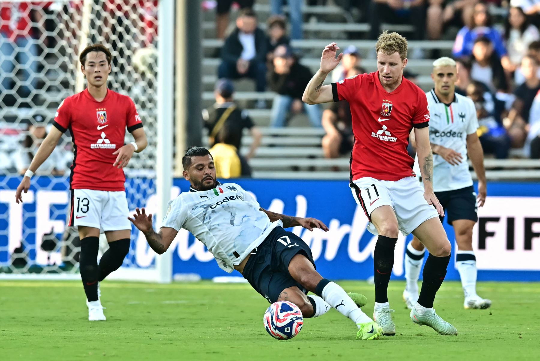 El delantero mexicano de Monterrey, Jesús Corona, y el mediocampista sueco  de Urawa Red Diamonds, Samuel Gustafson, luchan por el balón durante el partido de fútbol del Grupo E de la Copa Mundial de Clubes de la FIFA 2025 entre Urawa Red Diamonds de Japón y Monterrey de México. AFP