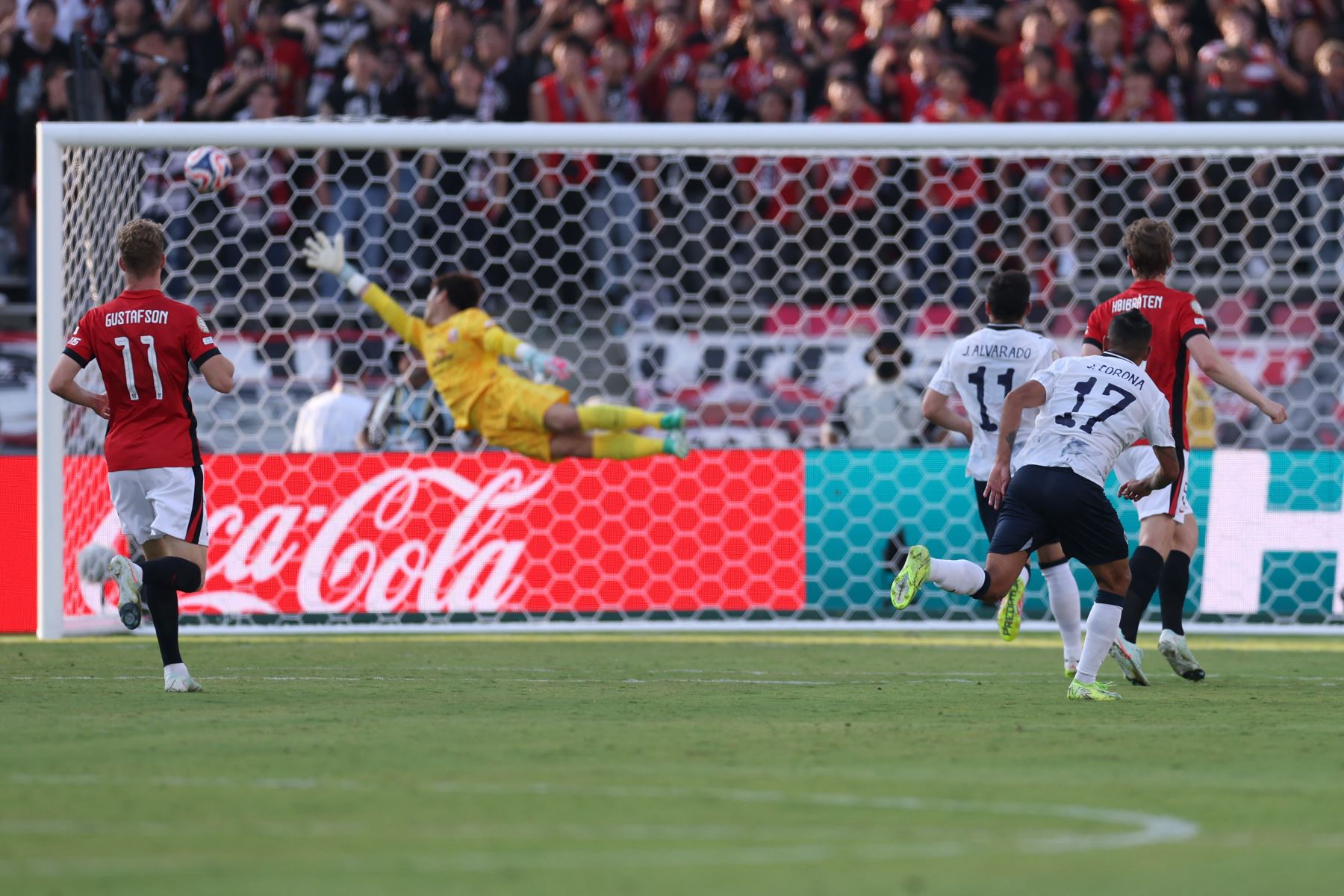 Jesús Corona  del CF Monterrey anota el tercer gol de su equipo ante Shusaku Nishikawa #1 del Urawa Red Diamonds durante el partido del grupo E de la Copa Mundial de Clubes de la FIFA 2025 entre Urawa Red Diamonds y el CF Monterrey. AFP