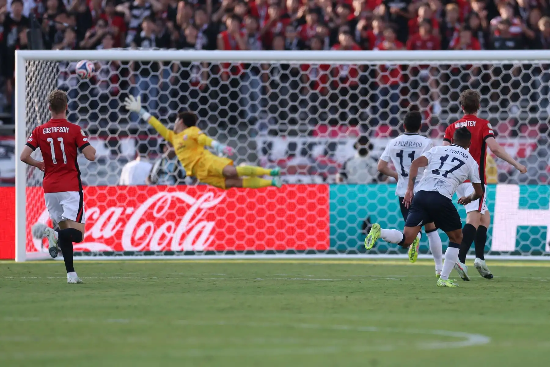Jesús Corona  del CF Monterrey anota el tercer gol de su equipo ante Shusaku Nishikawa #1 del Urawa Red Diamonds durante el partido del grupo E de la Copa Mundial de Clubes de la FIFA 2025 entre Urawa Red Diamonds y el CF Monterrey. AFP
