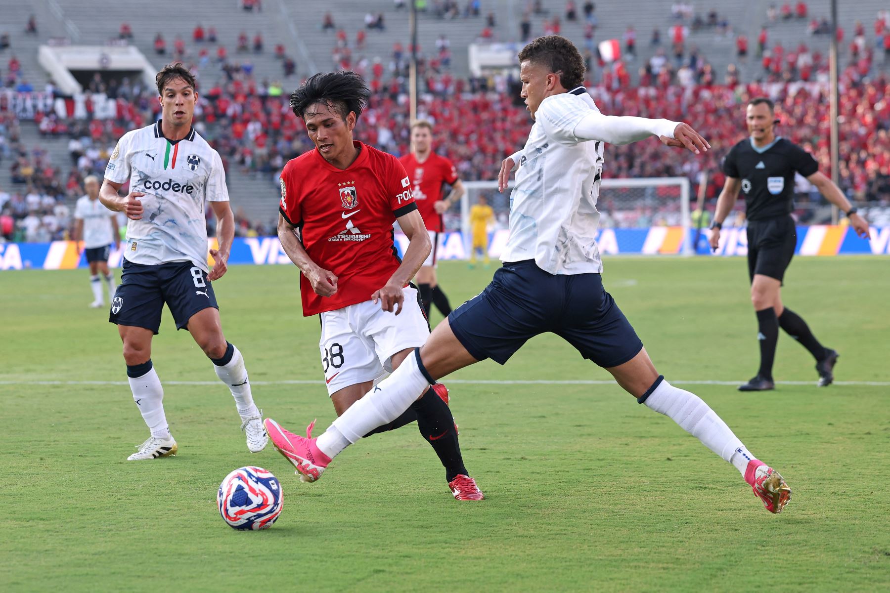 Yoichi Naganuma de Urawa Red Diamonds es tackleado por Nelson Deossa  de CF Monterrey durante el partido del grupo E de la Copa Mundial de Clubes de la FIFA 2025 entre Urawa Red Diamonds y CF Monterrey. AFP