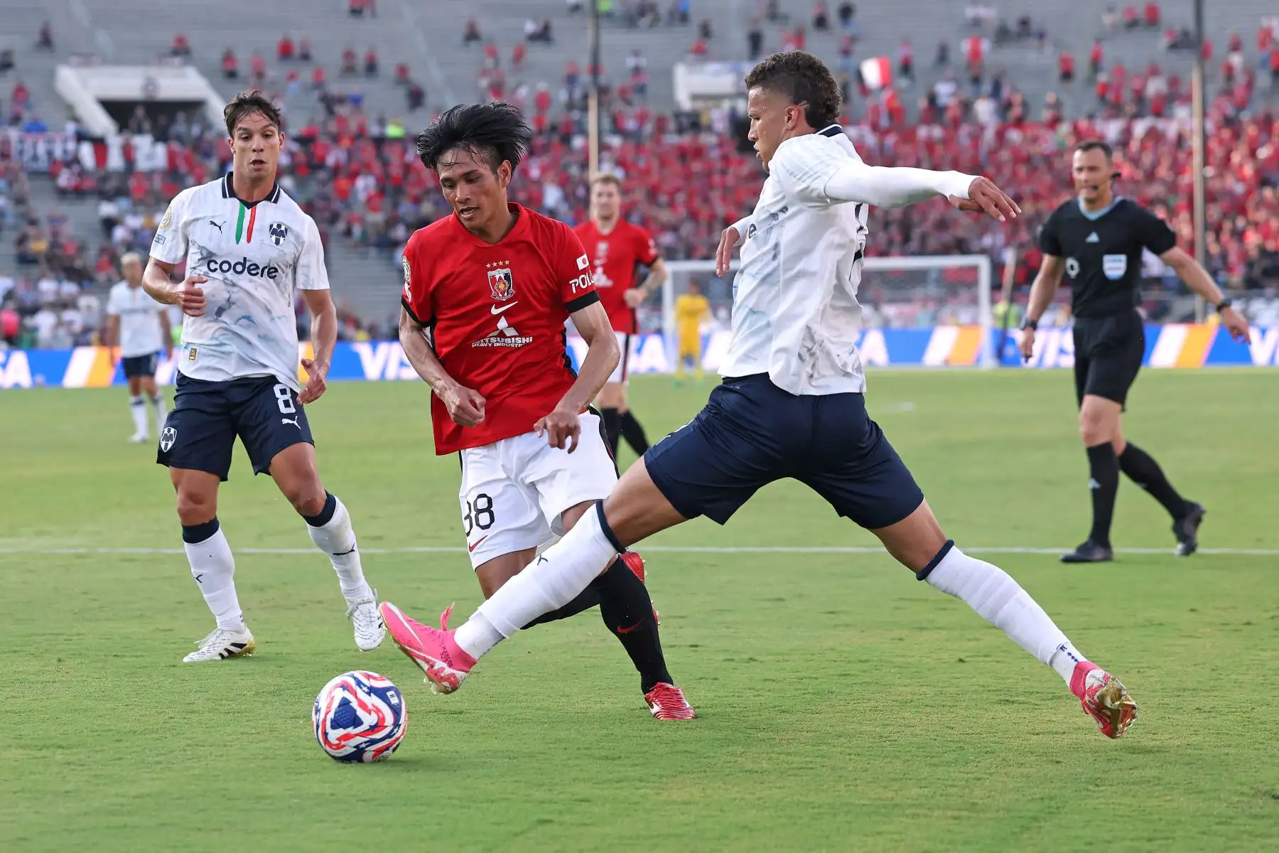 Yoichi Naganuma de Urawa Red Diamonds es tackleado por Nelson Deossa  de CF Monterrey durante el partido del grupo E de la Copa Mundial de Clubes de la FIFA 2025 entre Urawa Red Diamonds y CF Monterrey. AFP