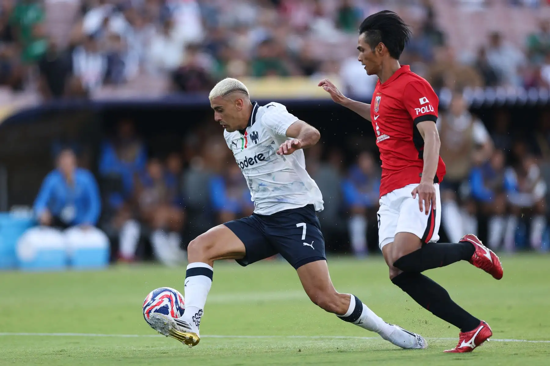 German Berterame  del CF Monterrey es desafiado por Yoichi Naganuma  del Urawa Red Diamonds durante el partido del grupo E de la Copa Mundial de Clubes de la FIFA 2025 entre Urawa Red Diamonds y el CF Monterrey. AFP