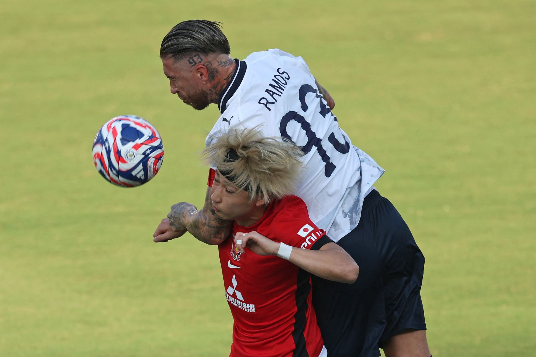 Sergio Ramos  del CF Monterrey lucha por la posesión con Yusuke Matsuo  del Urawa Red Diamonds durante el partido del grupo E de la Copa Mundial de Clubes de la FIFA 2025 entre Urawa Red Diamonds y el CF Monterrey.  AFP