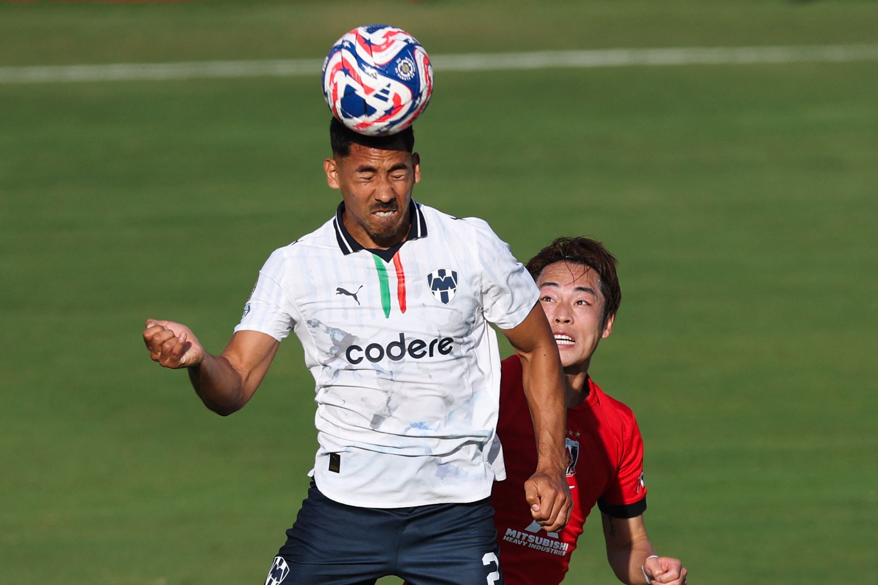 Ricardo Chávez  del CF Monterrey lucha por la posesión con Ryoma Watanabe  del Urawa Red Diamonds durante el partido del grupo E de la Copa Mundial de Clubes de la FIFA 2025 entre Urawa Red Diamonds y el CF Monterrey. AFP
