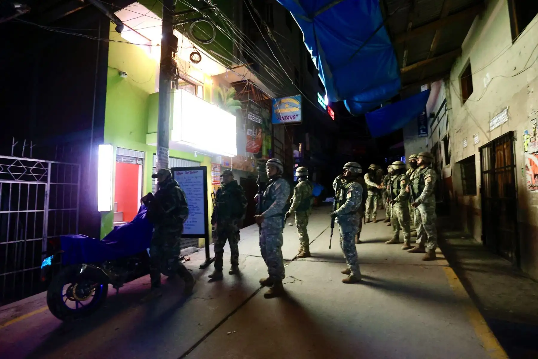 Fuerzas del orden refuerzan control en Parcoy y promueven respeto a medidas del estado de emergencia. Foto: ANDINA/Difusión MINDEF