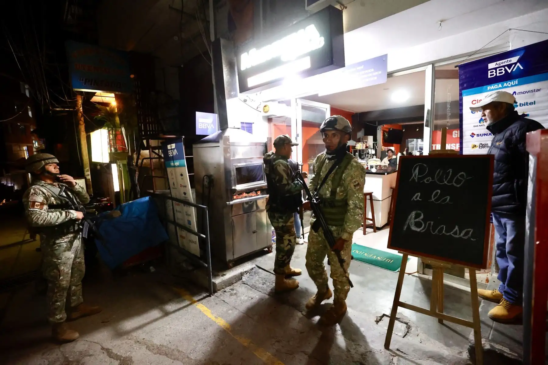 Fuerzas del orden refuerzan control en Parcoy y promueven respeto a medidas del estado de emergencia. Foto: ANDINA/Difusión MINDEF