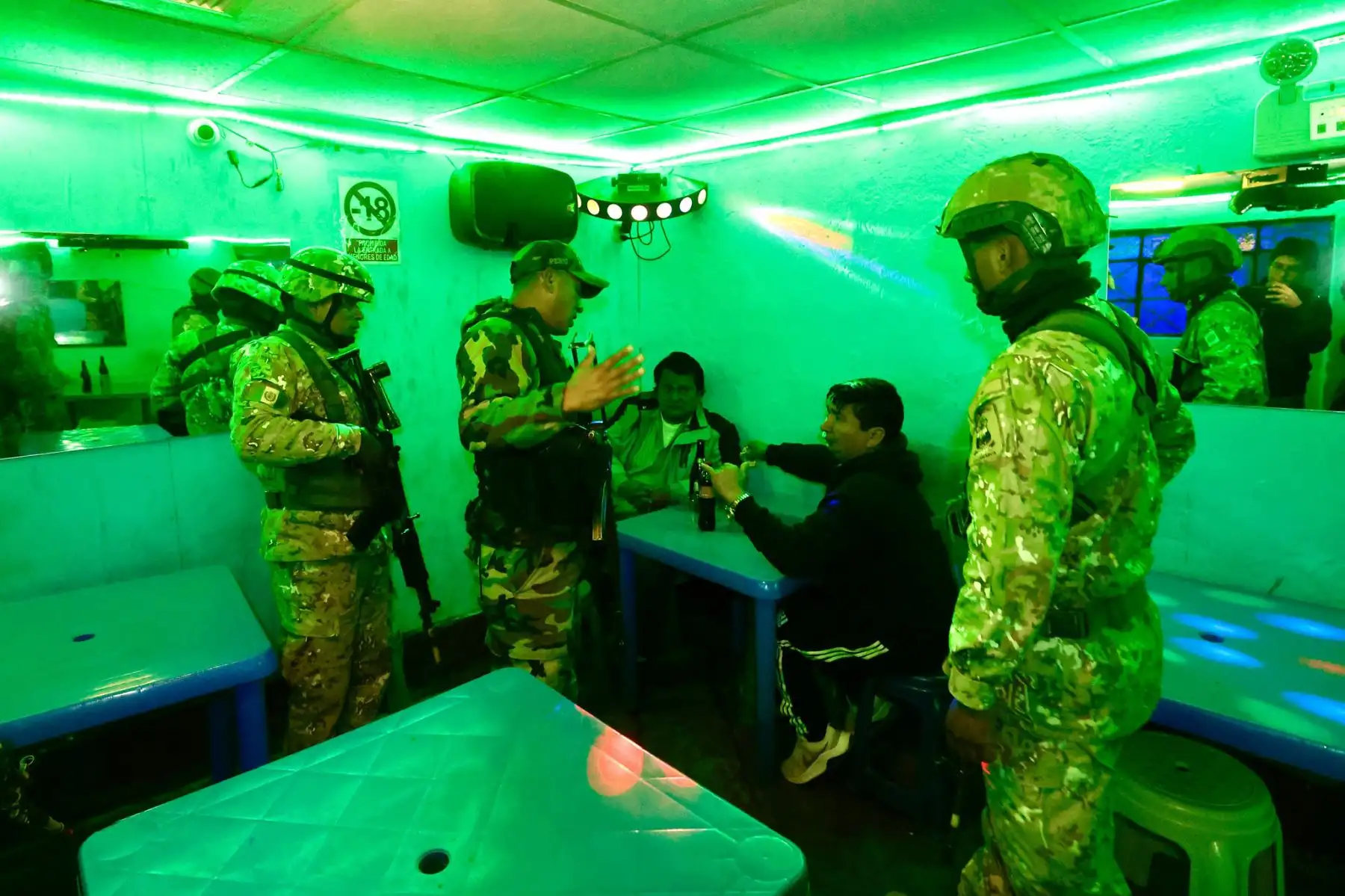 Fuerzas del orden refuerzan control en Parcoy y promueven respeto a medidas del estado de emergencia. Foto: ANDINA/Difusión MINDEF