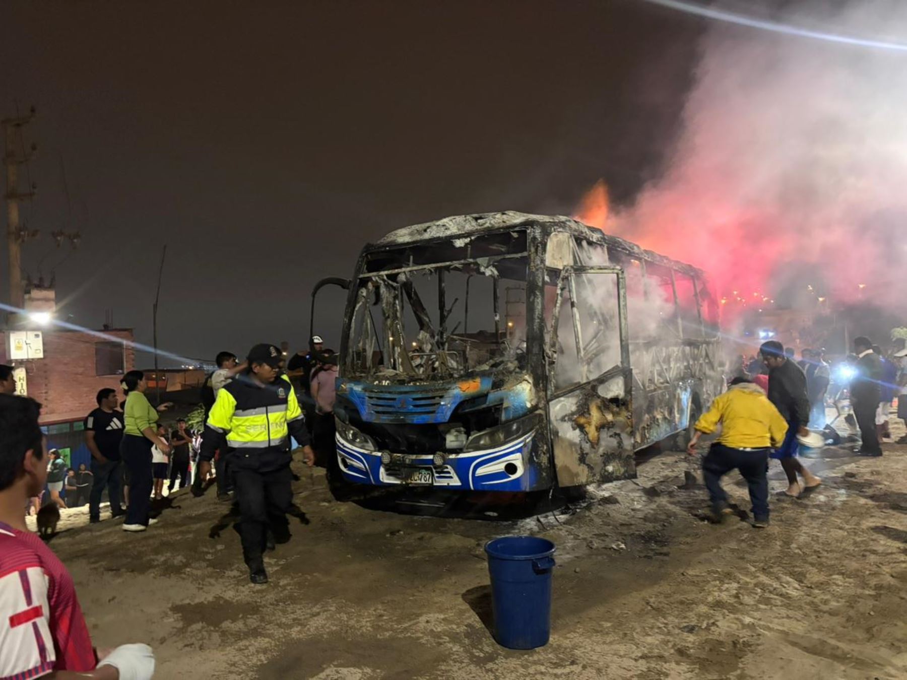Un micro de servicio urbano en Trujillo fue atacado y quemado por delincuentes. ANDINA/Difusión