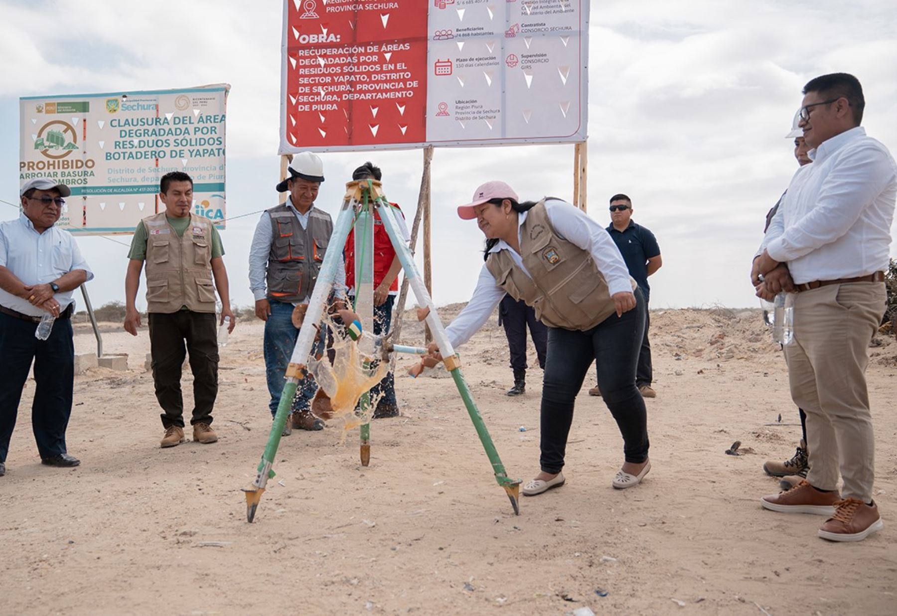 Con una inversión de más de S/ 7.5 millones el Minam inició los trabajos de recuperación de áreas degradadas por residuos sólidos ubicadas en el distrito y provincia de Sechura, en Piura. ANDINA/Difusión