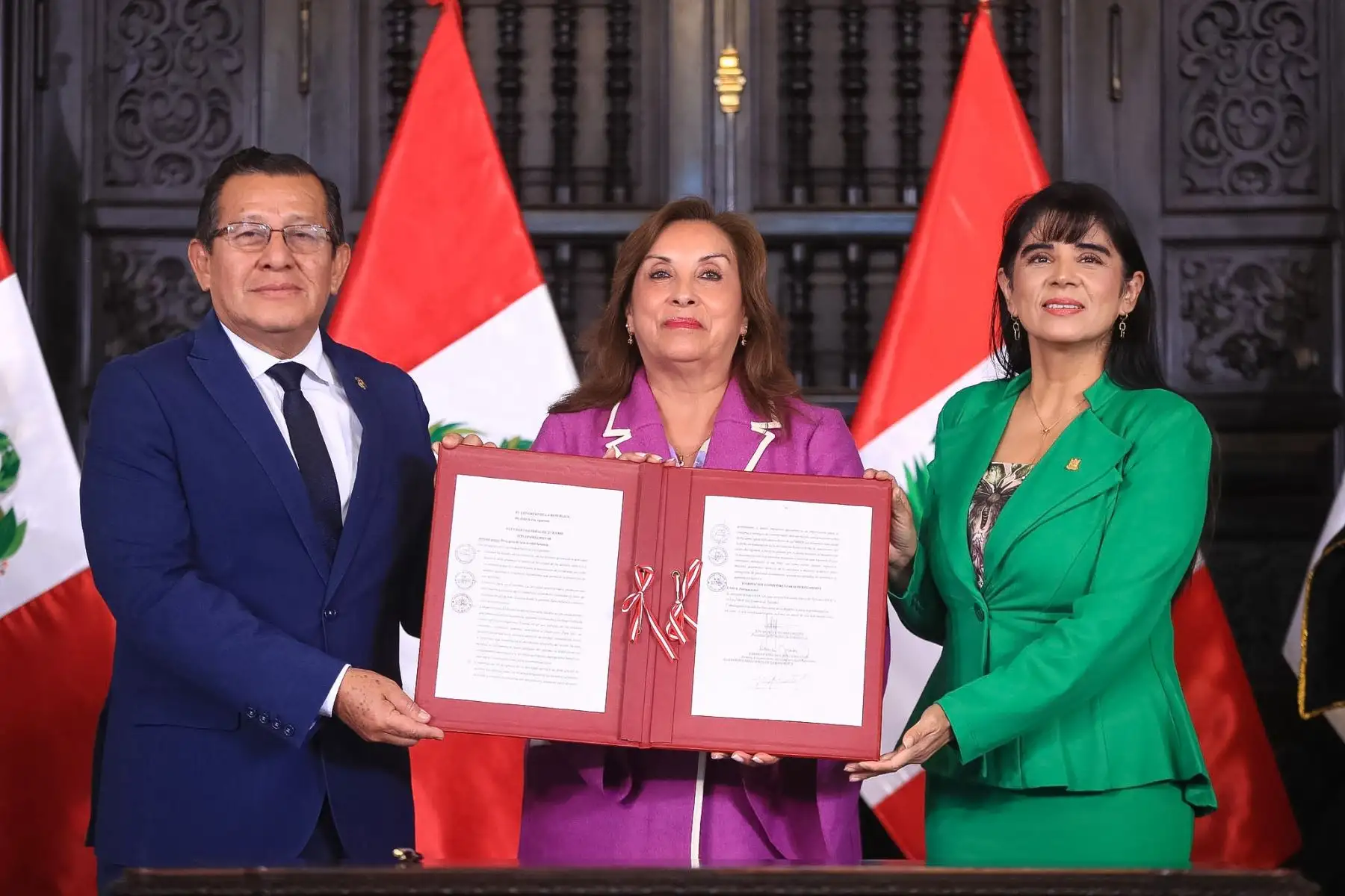 La presidenta Dina Boluarte firmó hoy la nueva Ley General de Turismo. Esta ley reconoce al turismo como una prioridad para el Estado. 

Foto: ANDINA/Prensa Presidencia