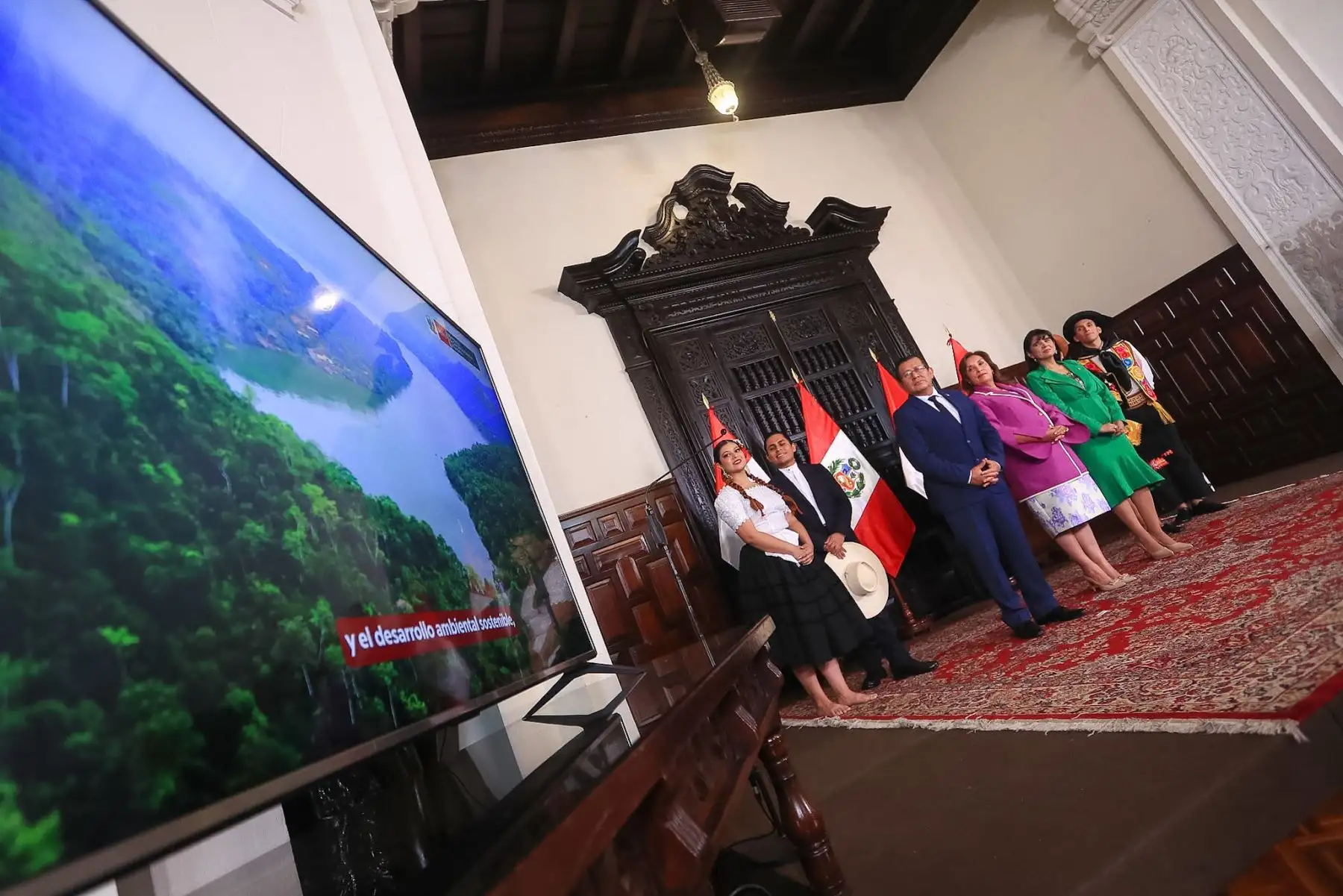 La presidenta Dina Boluarte firmó hoy la nueva Ley General de Turismo. Esta ley reconoce al turismo como una prioridad para el Estado. 

Foto: ANDINA/Prensa Presidencia