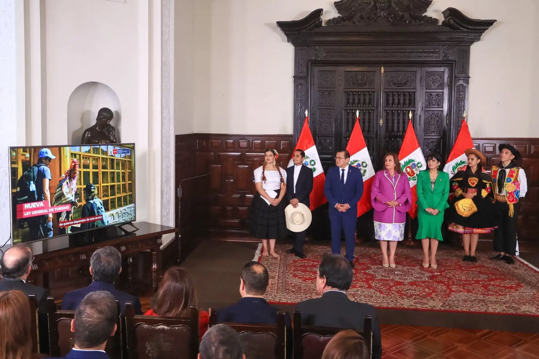 La presidenta Dina Boluarte firmó hoy la nueva Ley General de Turismo. Esta ley reconoce al turismo como una prioridad para el Estado. 

Foto: ANDINA/Prensa Presidencia