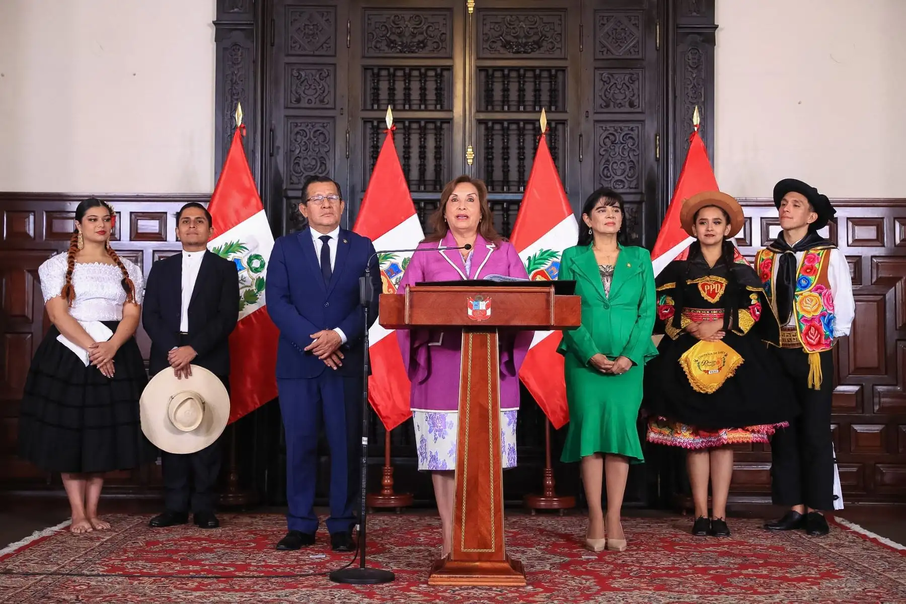 La presidenta Dina Boluarte firmó hoy la nueva Ley General de Turismo. Esta ley reconoce al turismo como una prioridad para el Estado. 

Foto: ANDINA/Prensa Presidencia