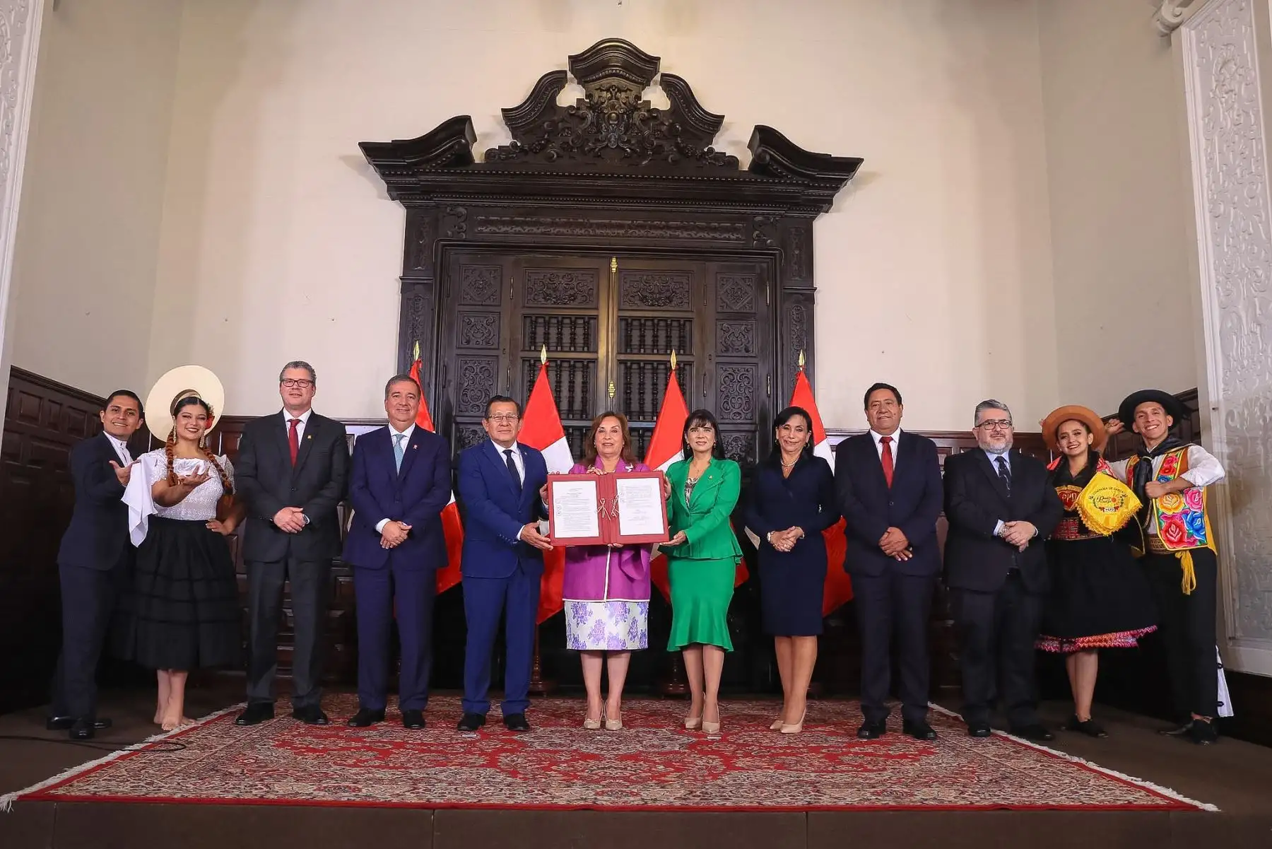 La presidenta Dina Boluarte firmó hoy la nueva Ley General de Turismo. Esta ley reconoce al turismo como una prioridad para el Estado. 

Foto: ANDINA/Prensa Presidencia