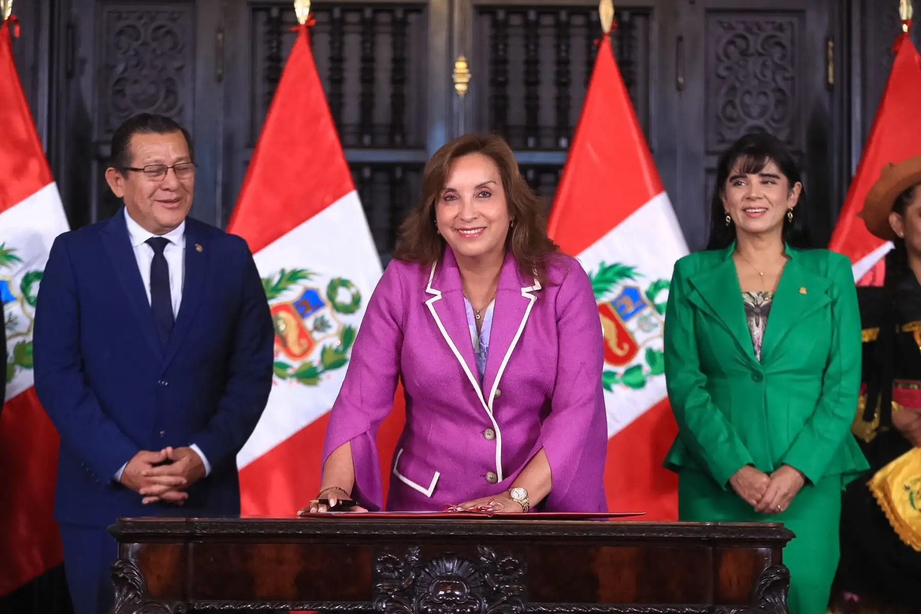 La presidenta Dina Boluarte firmó hoy la nueva Ley General de Turismo. Esta ley reconoce al turismo como una prioridad para el Estado. 

Foto: ANDINA/Prensa Presidencia