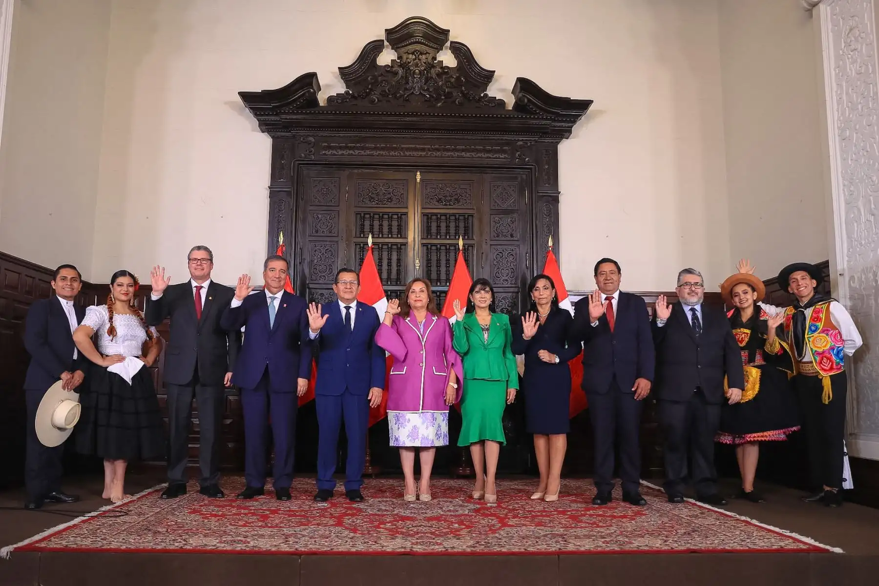 La presidenta Dina Boluarte firmó hoy la nueva Ley General de Turismo. Esta ley reconoce al turismo como una prioridad para el Estado. 

Foto: ANDINA/Prensa Presidencia