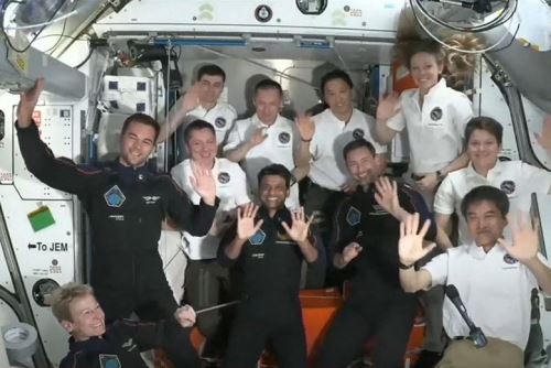La misión Axiom-4, con la nave espacial SpaceX Dragon y el cohete Falcon 9, despegó del Complejo de Lanzamiento 39A del Centro Espacial Kennedy de la NASA en Cabo Cañaveral, Florida, el 25 de junio de 2025. Una misión comercial estadounidense con astronautas de India, Polonia y Hungría despegó hacia la Estación Espacial Internacional el 25 de junio, llevando a personas de estos países al espacio por primera vez en décadas. Foto: AFP