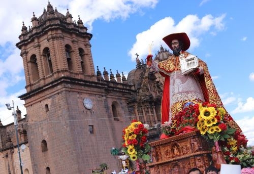 Las imágenes de los 15 santos y vírgenes volvieron a salir hoy a las calles de Cusco para participar de la "Octava" del Corpus Christi, la tradicional festividad cusqueña. ANDINA/Percy Hurtado Santillán
