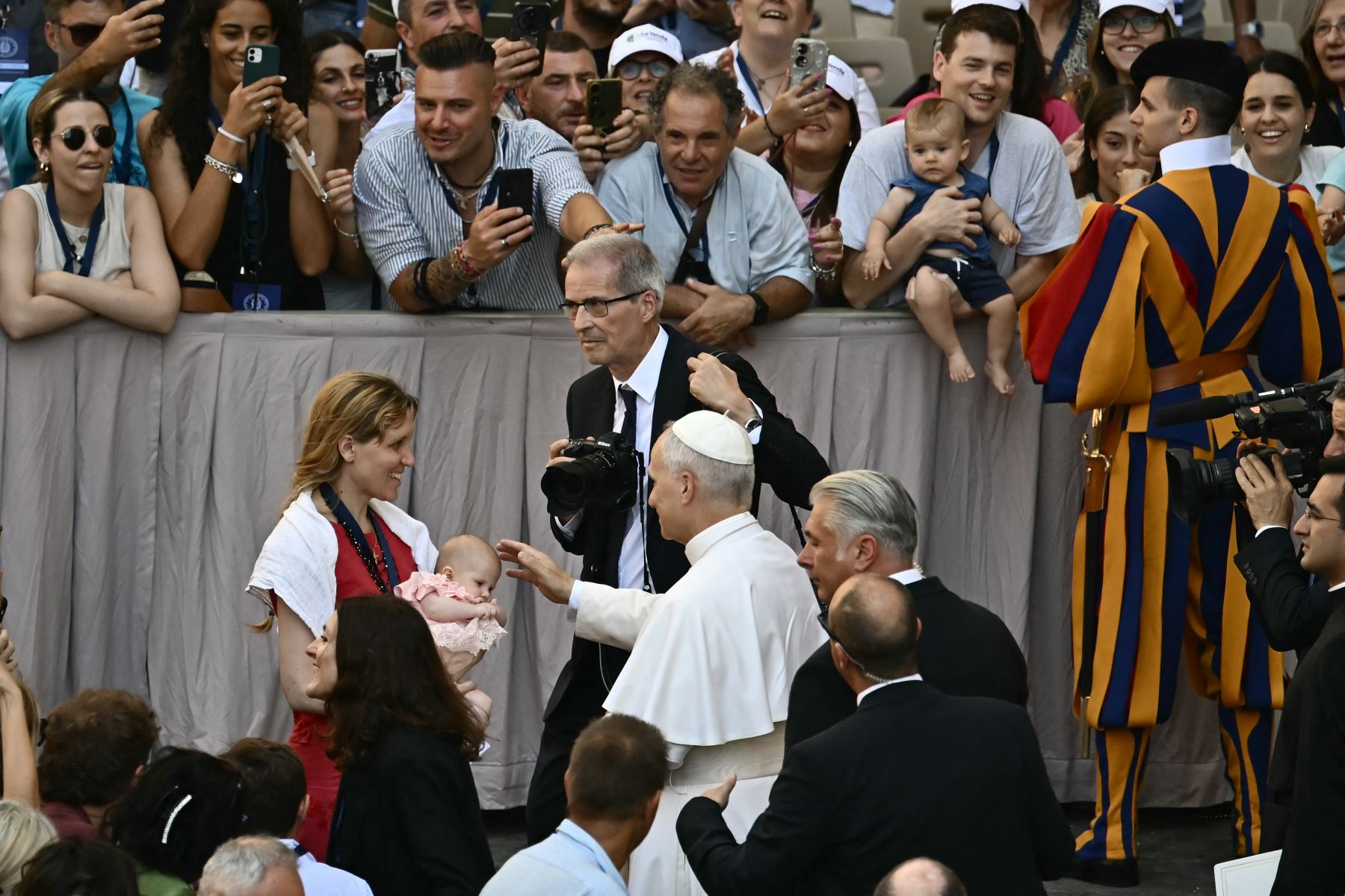 El Papa León XIV bendice a un bebé durante una audiencia con motivo del Día Internacional contra el Abuso y el Tráfico Ilícito de Drogas en el patio de San Dámaso en el Vaticano. Foto: AFP