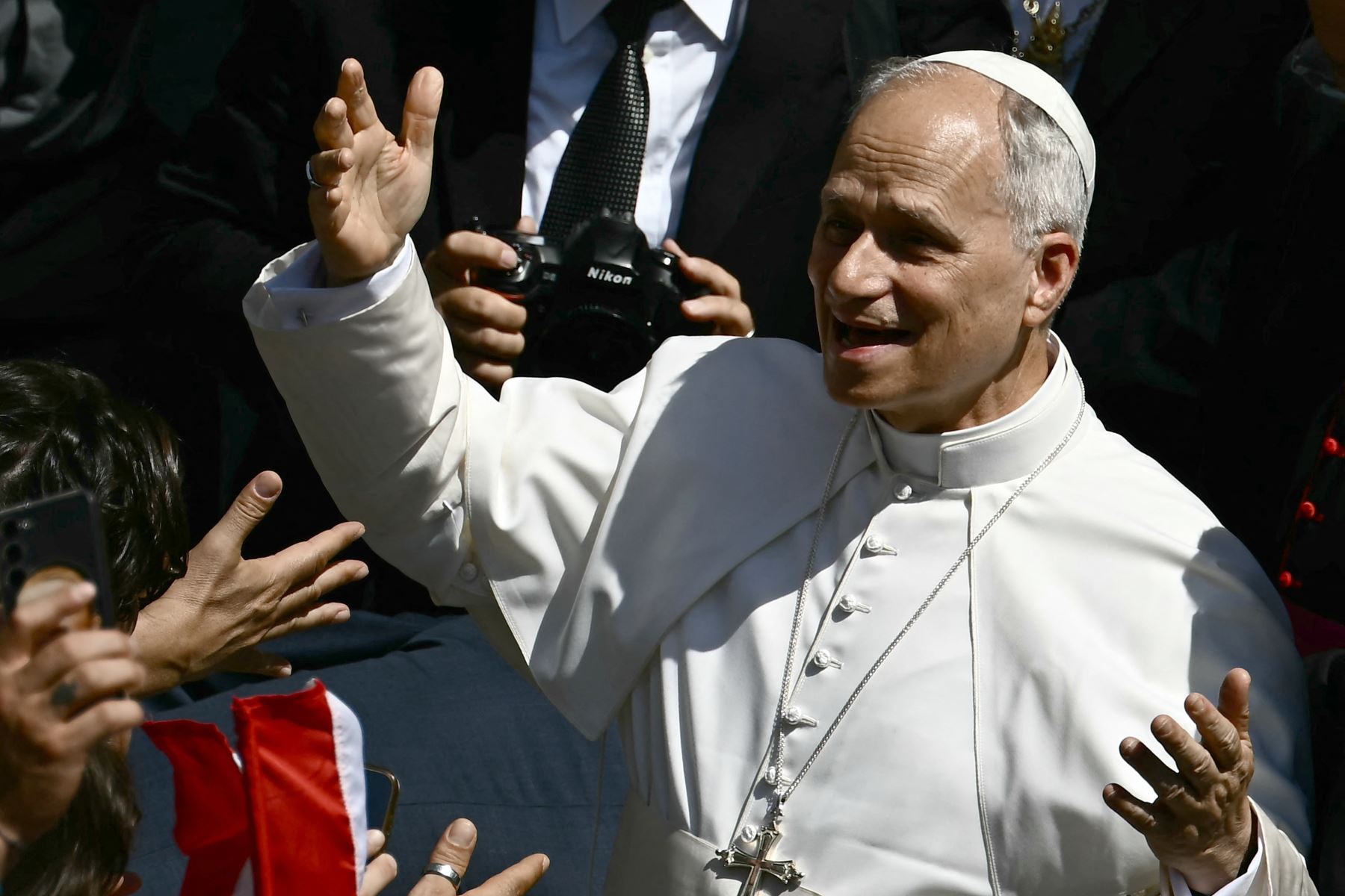 El Papa León XIV saluda a la gente durante una audiencia con motivo del Día Internacional contra el Abuso y el Tráfico Ilícito de Drogas en el patio de San Dámaso en el Vaticano. AFP
