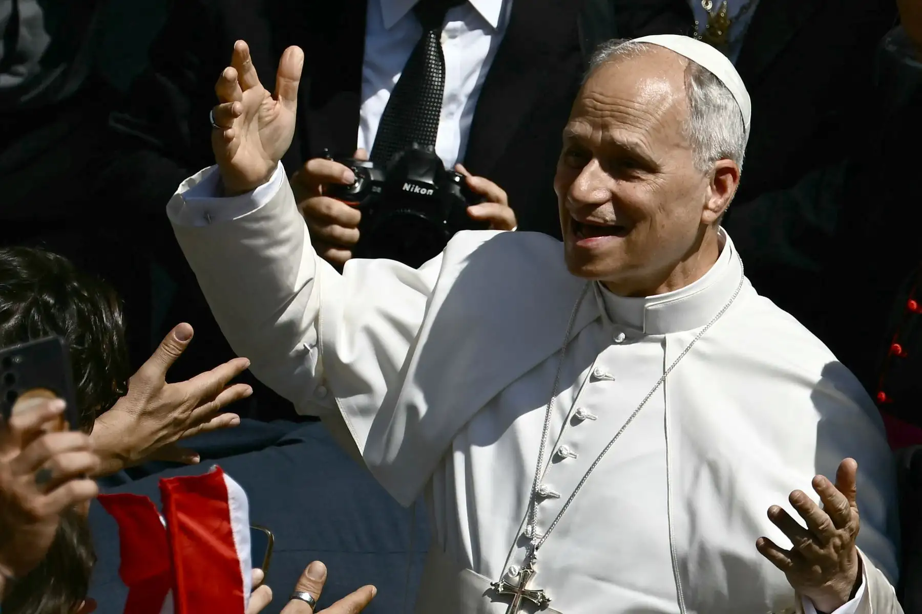 El Papa León XIV saluda a la gente durante una audiencia con motivo del Día Internacional contra el Abuso y el Tráfico Ilícito de Drogas en el patio de San Dámaso en el Vaticano. AFP