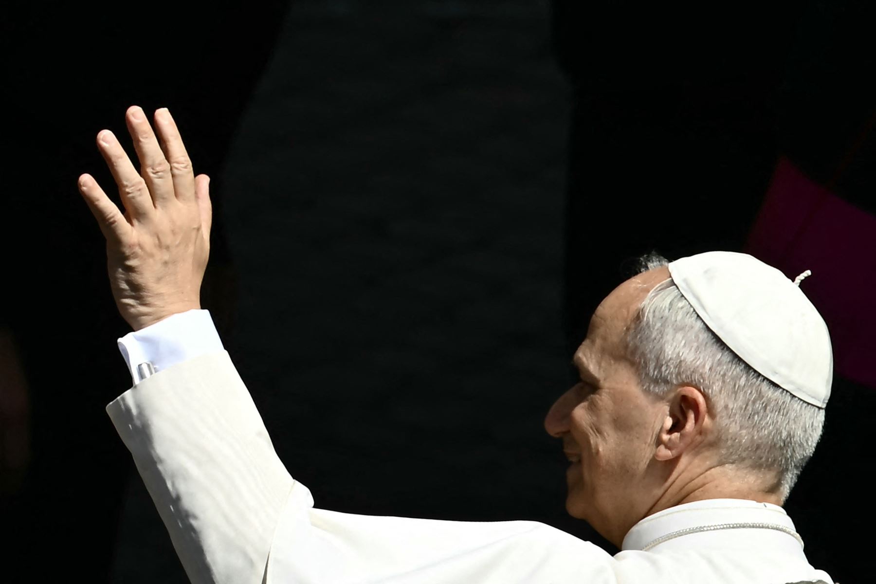 El Papa León XIV saluda a la gente durante una audiencia con motivo del Día Internacional contra el Abuso y el Tráfico Ilícito de Drogas en el patio de San Dámaso en el Vaticano. AFP