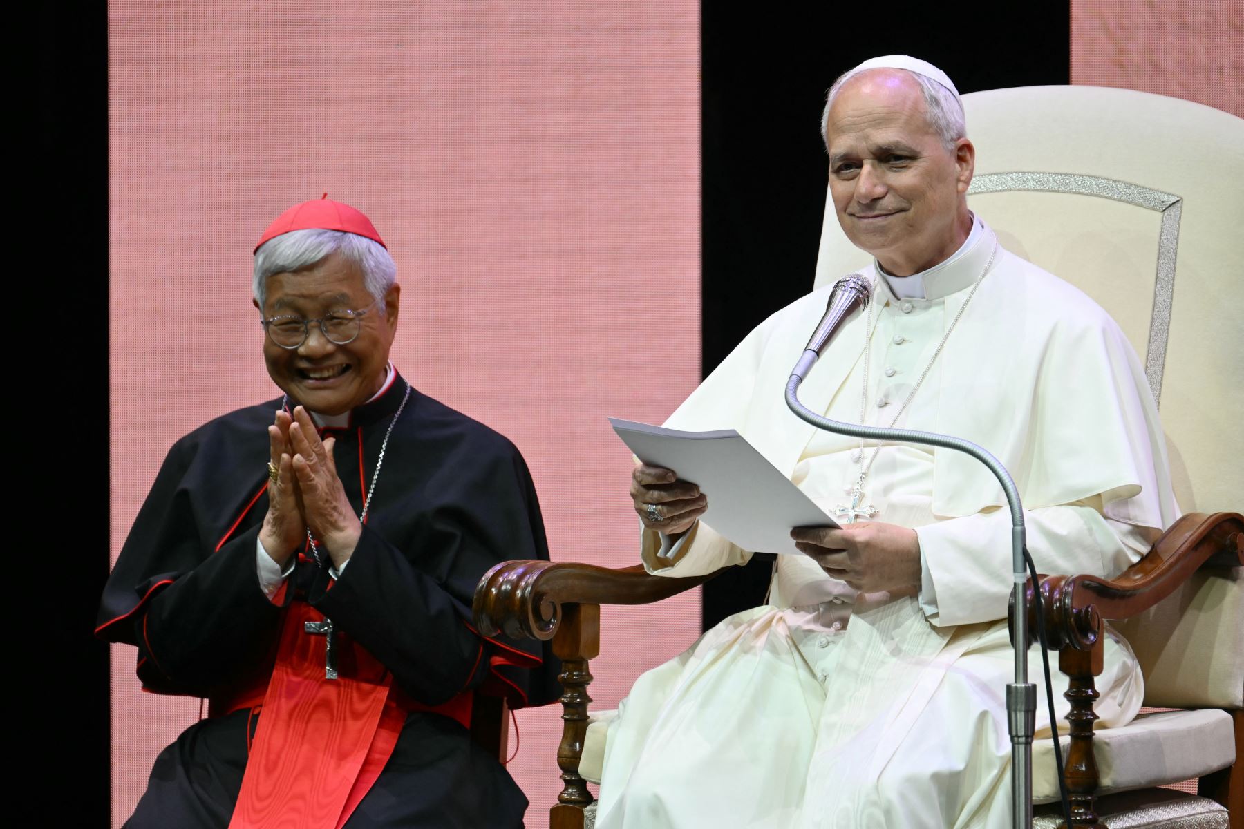 El Papa León XIV habla junto al cardenal surcoreano Lazzaro You Heung-Sik durante una audiencia a los participantes en el Encuentro de Sacerdotes promovido por el Dicasterio para el Clero en el auditorio Conciliazione en Roma. AFP