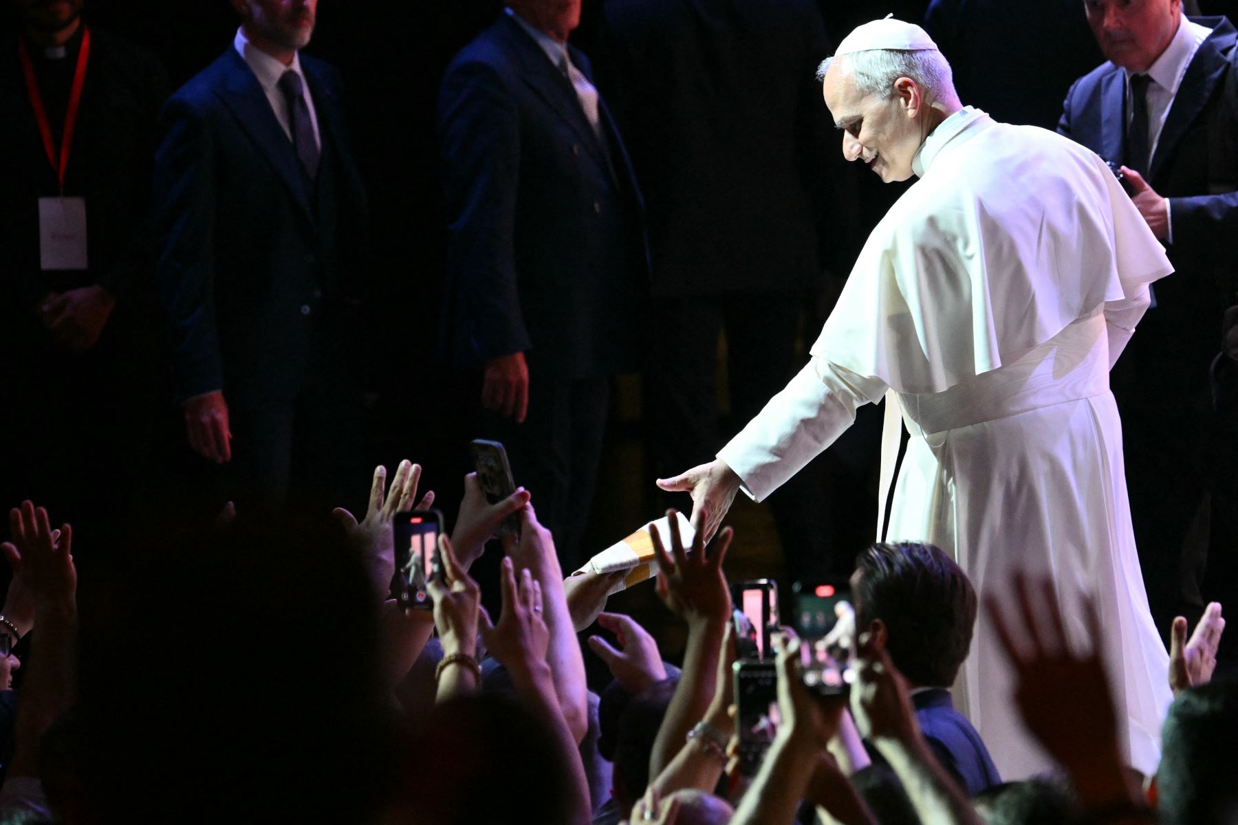 El Papa León XIV saluda a la gente al salir de la audiencia a los participantes en el Encuentro de Sacerdotes promovido por el Dicasterio para el Clero en el auditorio de la Conciliazione en Roma. AFP
