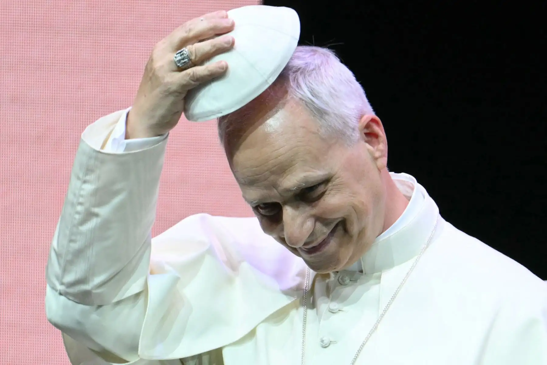 El Papa León XIV intercambia solideo durante una audiencia a los participantes en el Encuentro de Sacerdotes promovido por el Dicasterio para el Clero en el auditorio Conciliazione en Roma. AFP