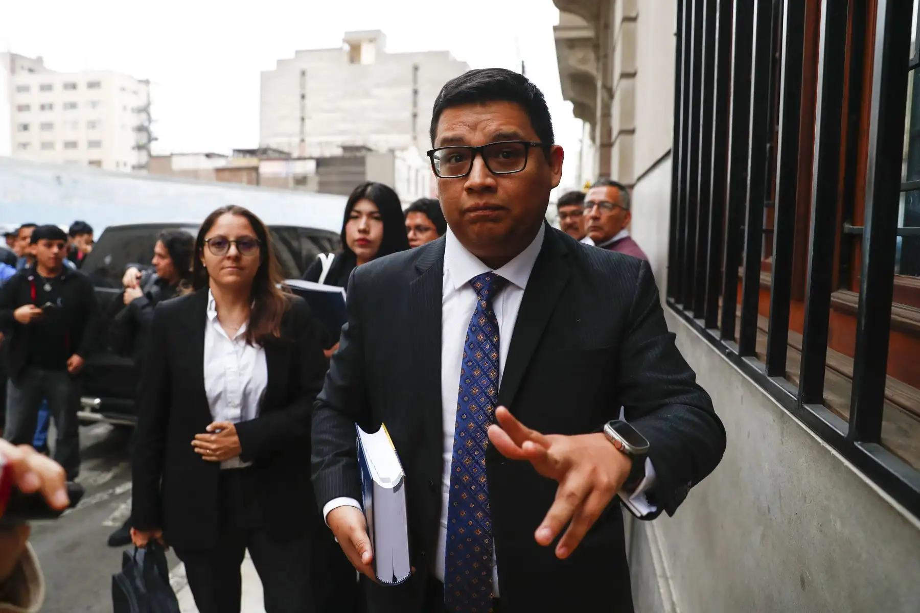 La defensa legal del ex presidente de la República, Martín Vizcarra, llegó hasta la Corte Superior Nacional de Justicia Penal Especializada ubicada en el Cercado de Lima para participar en la audiencia de pedido de prisión preventiva de 6 meses en su contra. Foto: ANDINA/Daniel Bracamonte