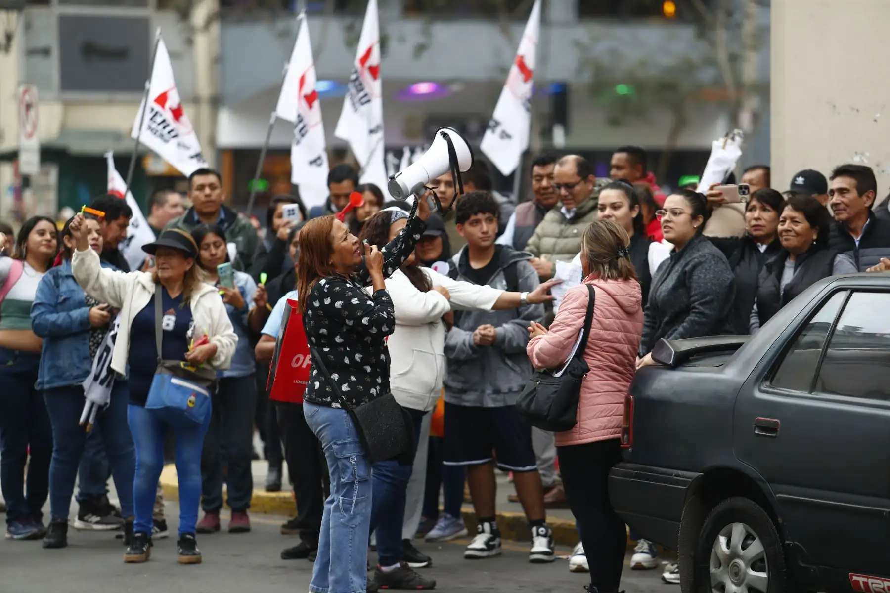 Simpatizantes del ex presidente de la República, Martín Vizcarra, llegaron hasta la Corte Superior Nacional de Justicia Penal Especializada ubicada en el Cercado de Lima para brindarle su apoyo durante la audiencia de pedido de prisión preventiva de 6 meses en su contra. Foto: ANDINA/Daniel Bracamonte