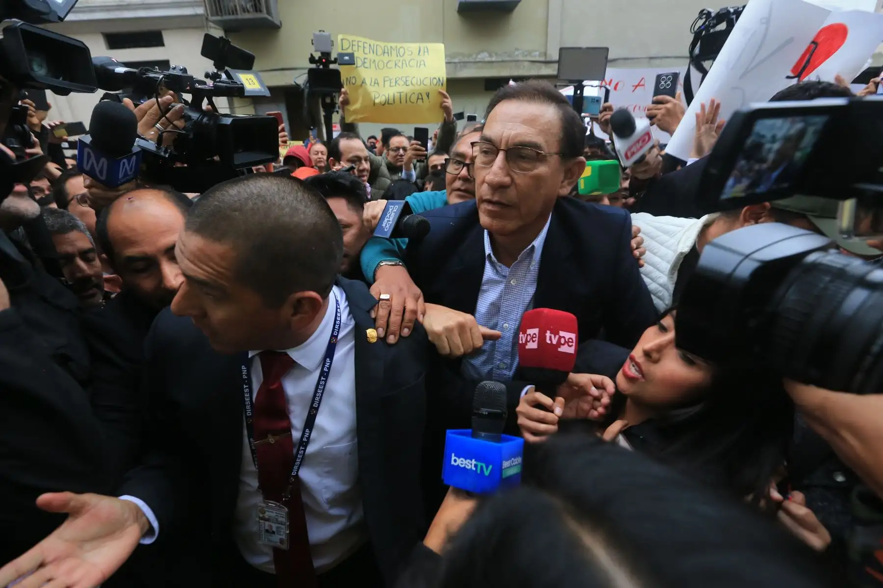 Ex presidente Martin Vizcarra ingresa a la Corte Nacional de Justicia.,asiste a lectura de  posible prision preventiva.Foto: ANDINA/Héctor Vinces