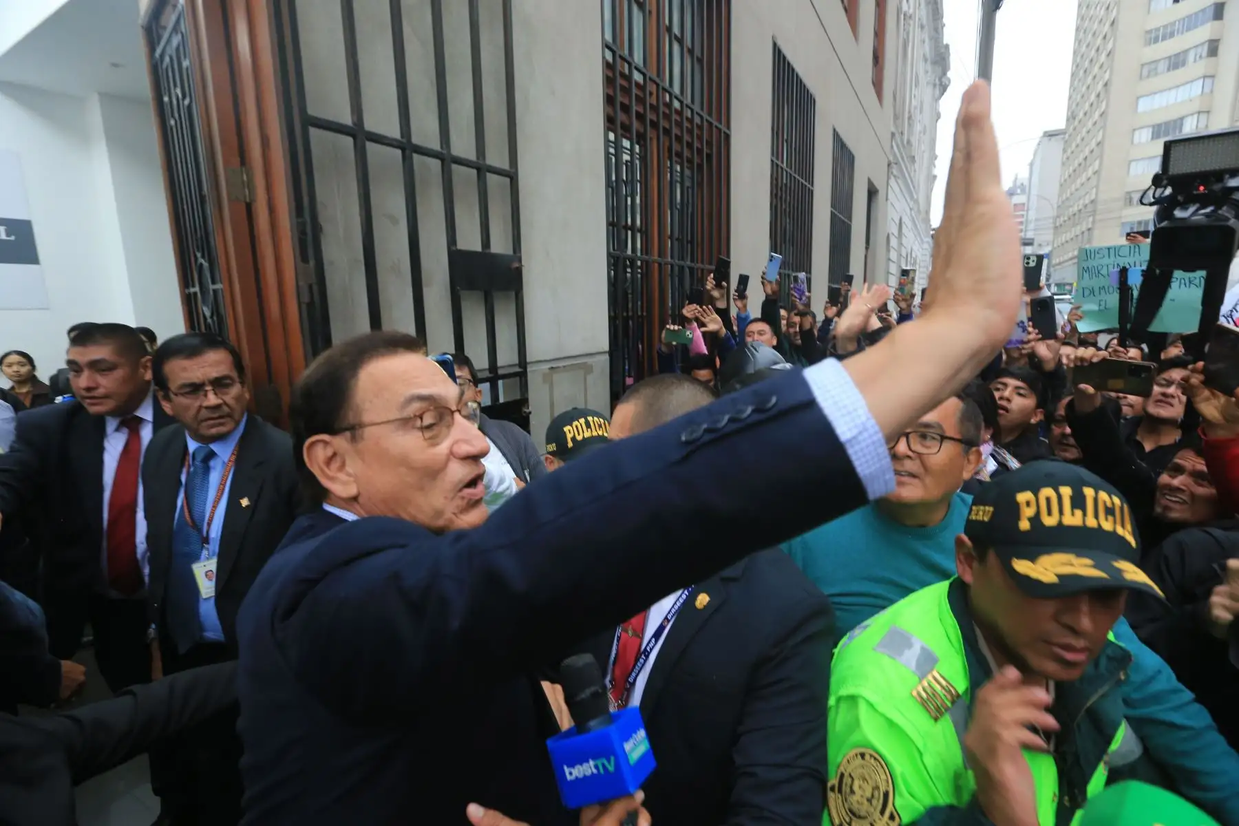 Ex presidente Martin Vizcarra ingresa a la Corte Nacional de Justicia.,asiste a lectura de  posible prision preventiva.Foto: ANDINA/Héctor Vinces