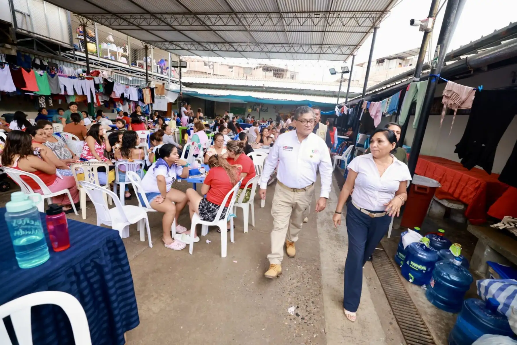 Junto a la directora del E. P., el ministro pudo conocer los ambientes donde se dictan los talleres de manualidades, costura, serigrafía, cosmetología y panadería, que dotan de competencias y habilidades a las privadas de su libertad. Foto: ANDINA/Difusión