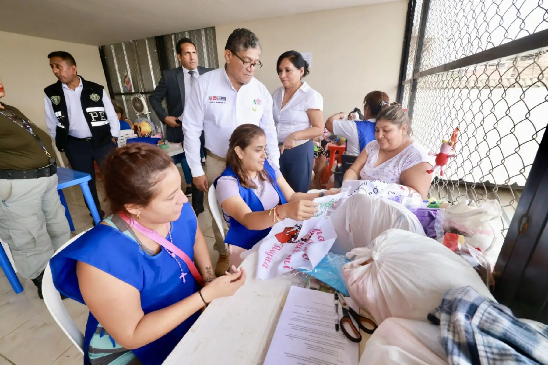 El Ministro de Justicia, Juan Alcántara  supervisó los talleres que se brindan en el Establecimiento Penitenciario Sullana  que alberga a mujeres. Foto: ANDINA/Difusión