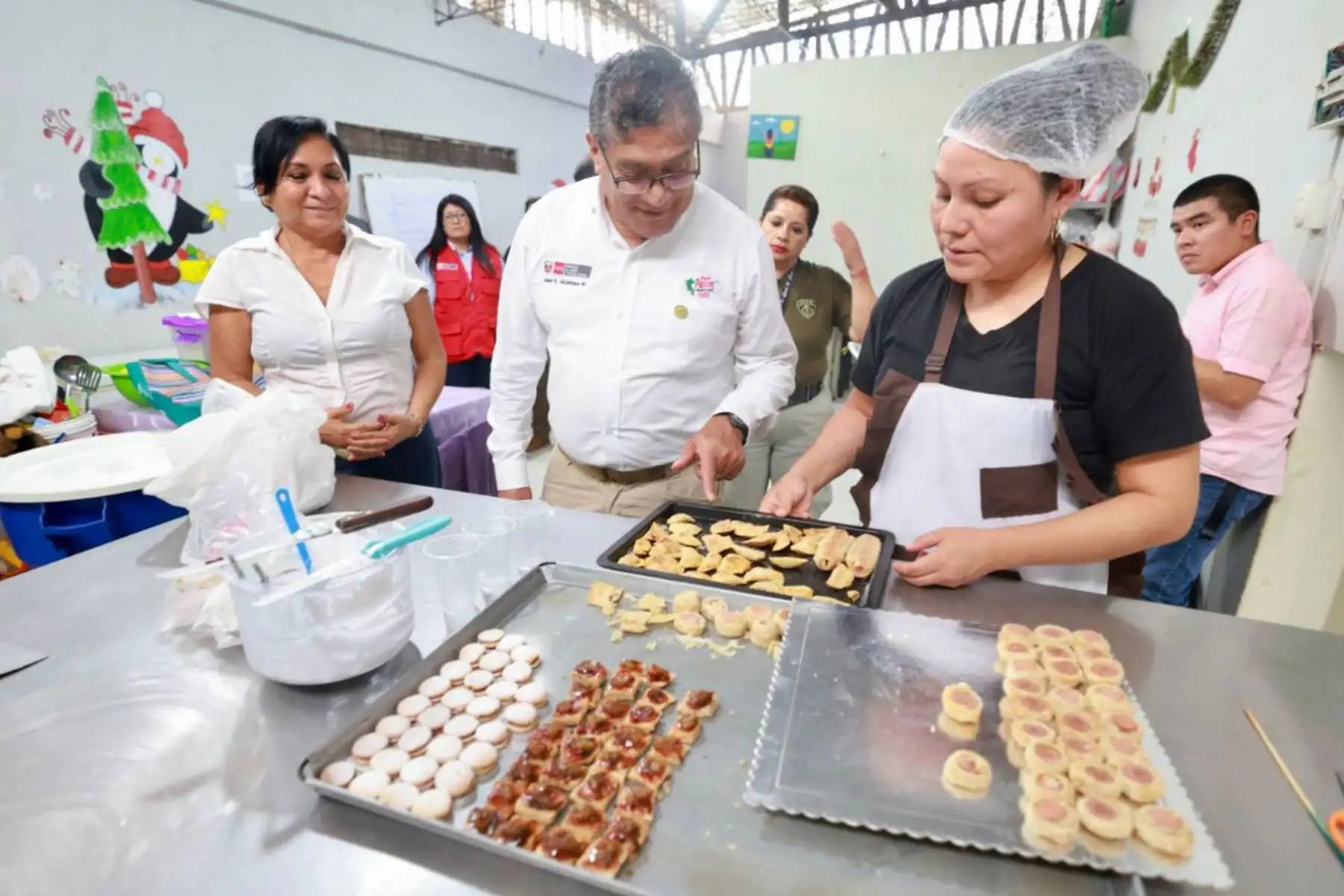 Junto a la directora del E. P., el ministro pudo conocer los ambientes donde se dictan los talleres de manualidades, costura, serigrafía, cosmetología y panadería, que dotan de competencias y habilidades a las privadas de su libertad. Foto: ANDINA/Difusión