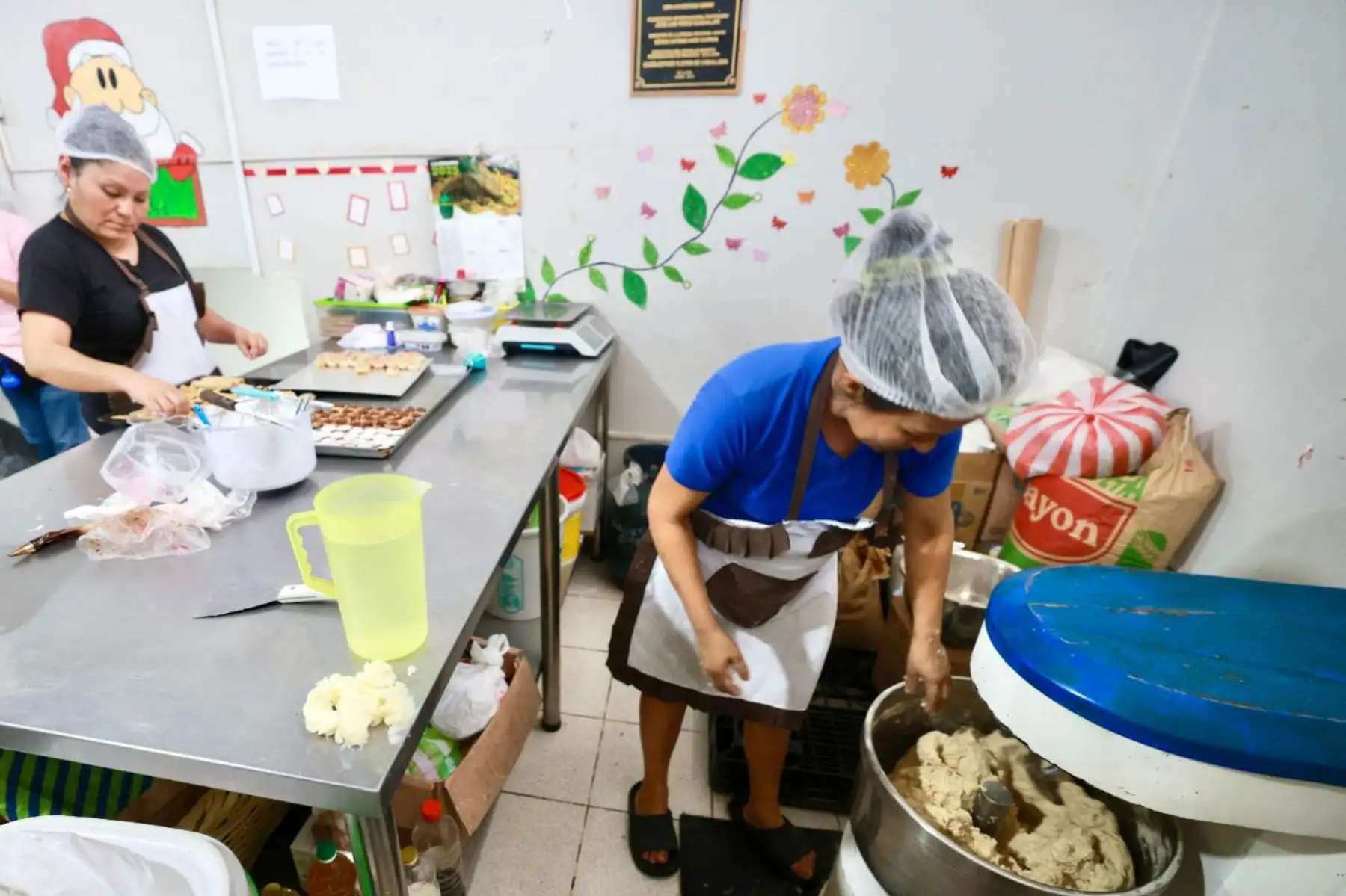 Los diversos productos, que son elaborados por las internas -y se venden a familiares y empresas a través de un economato-, son prueba real de que la resocialización sí existe al interior de los penales, y que es instrumento para que se reinserten a la sociedad al recuperar su libertad. Foto: ANDINA/Difusión