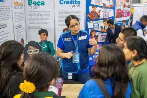 La directora ejecutiva del Pronabec, Alexandra Ames, destacó la importancia de que los jóvenes se informen desde temprano sobre las opciones que tienen para seguir estudios técnicos o universitarios financiados por el Estado. Foto: ANDINA/Difusión