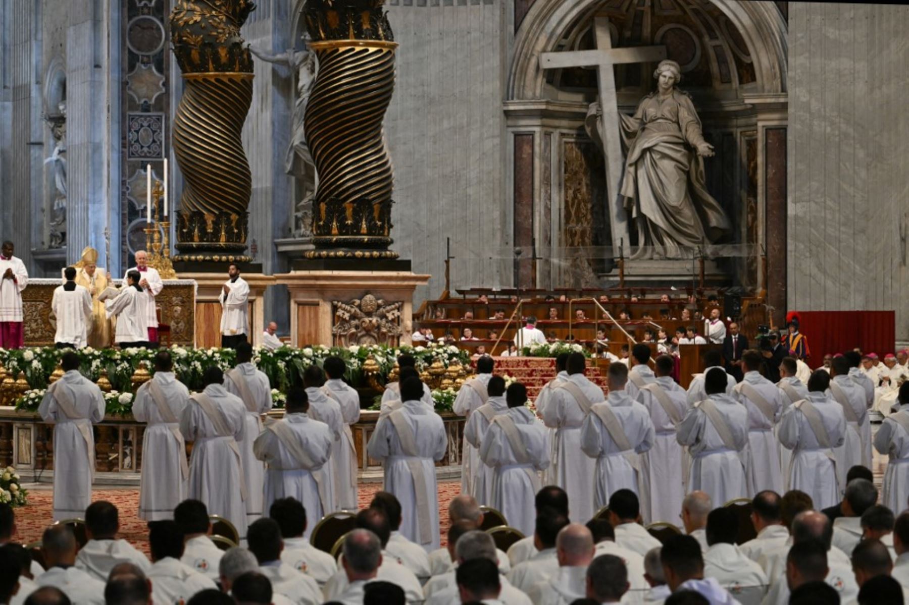El Papa León XIV oficia una misa en la Basílica de San Pedro en el marco del Jubileo Sacerdotal en el Vaticano. Foto: AFP