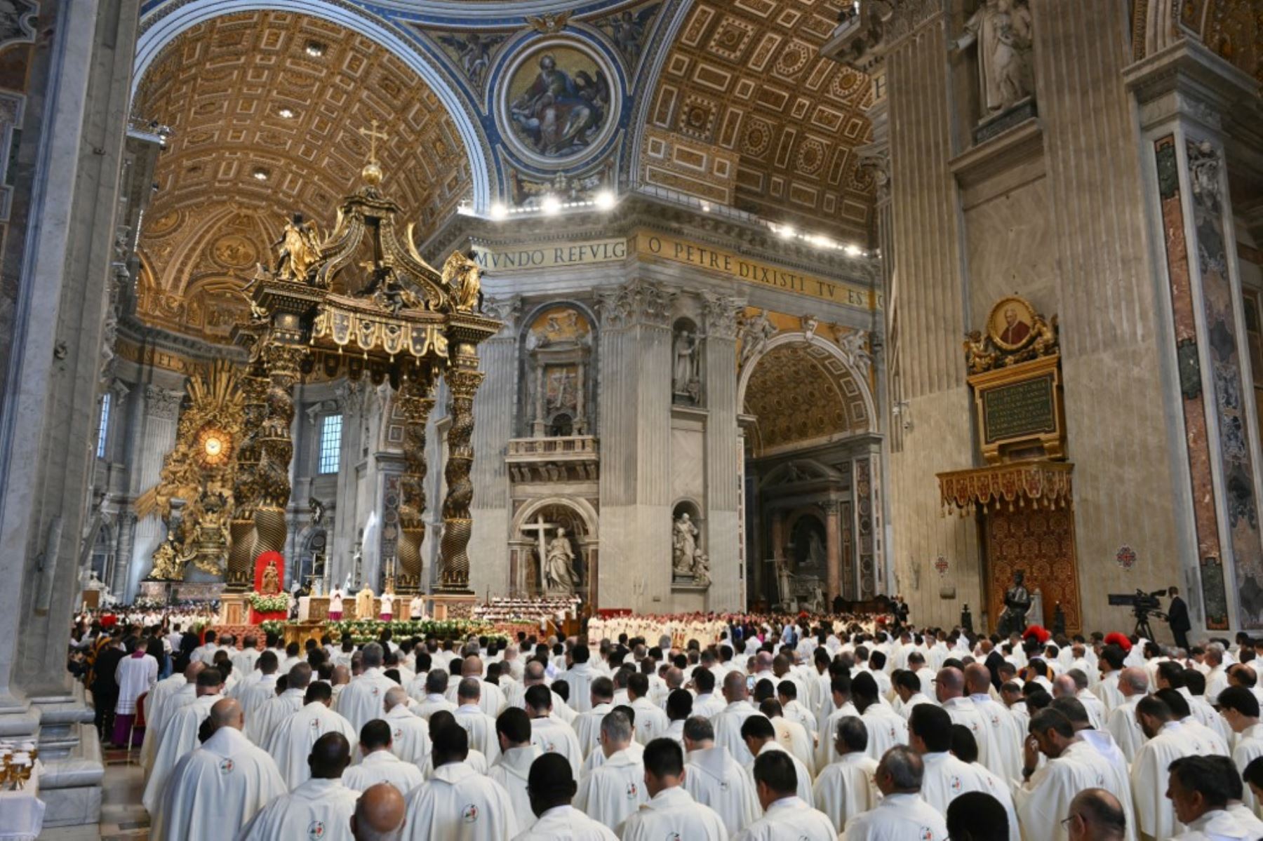 El Papa León XIV oficia una misa en la Basílica de San Pedro en el marco del Jubileo Sacerdotal en el Vaticano. Foto: AFP