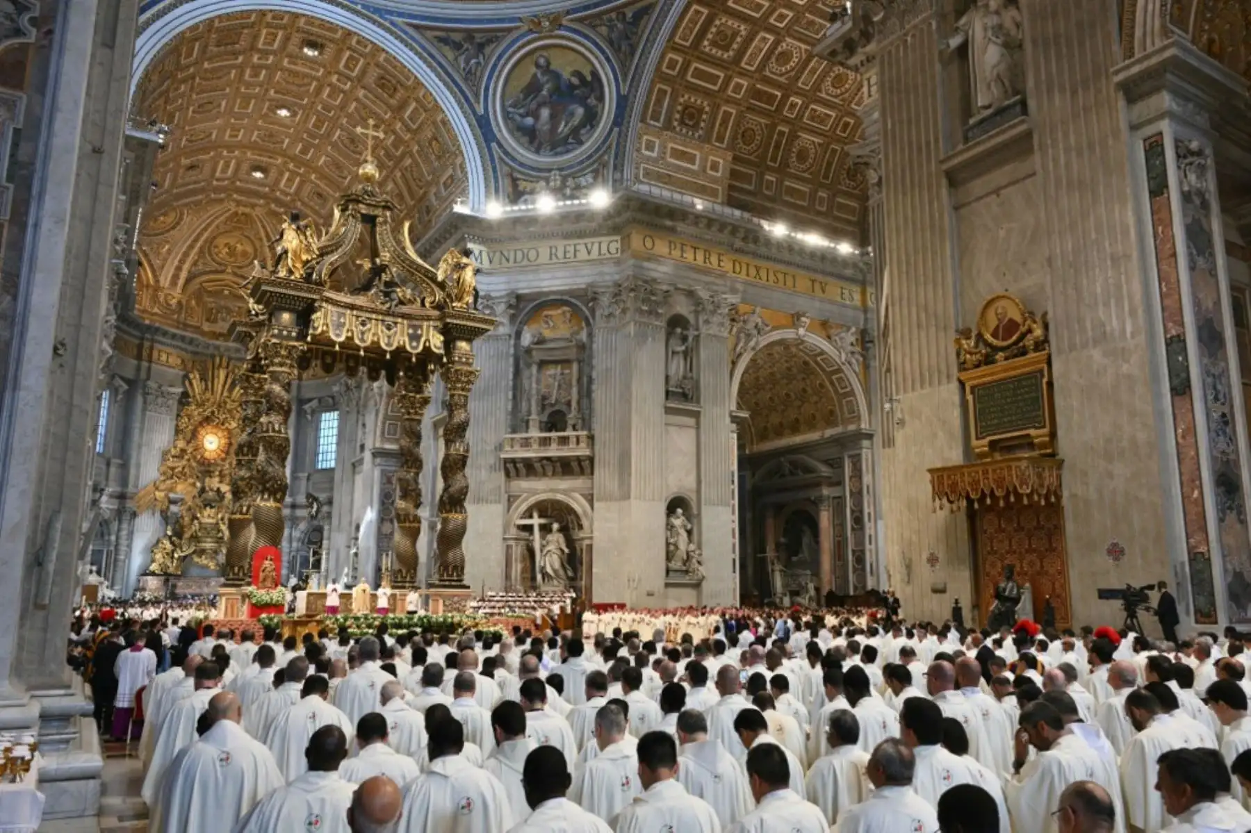 El Papa León XIV oficia una misa en la Basílica de San Pedro en el marco del Jubileo Sacerdotal en el Vaticano. Foto: AFP