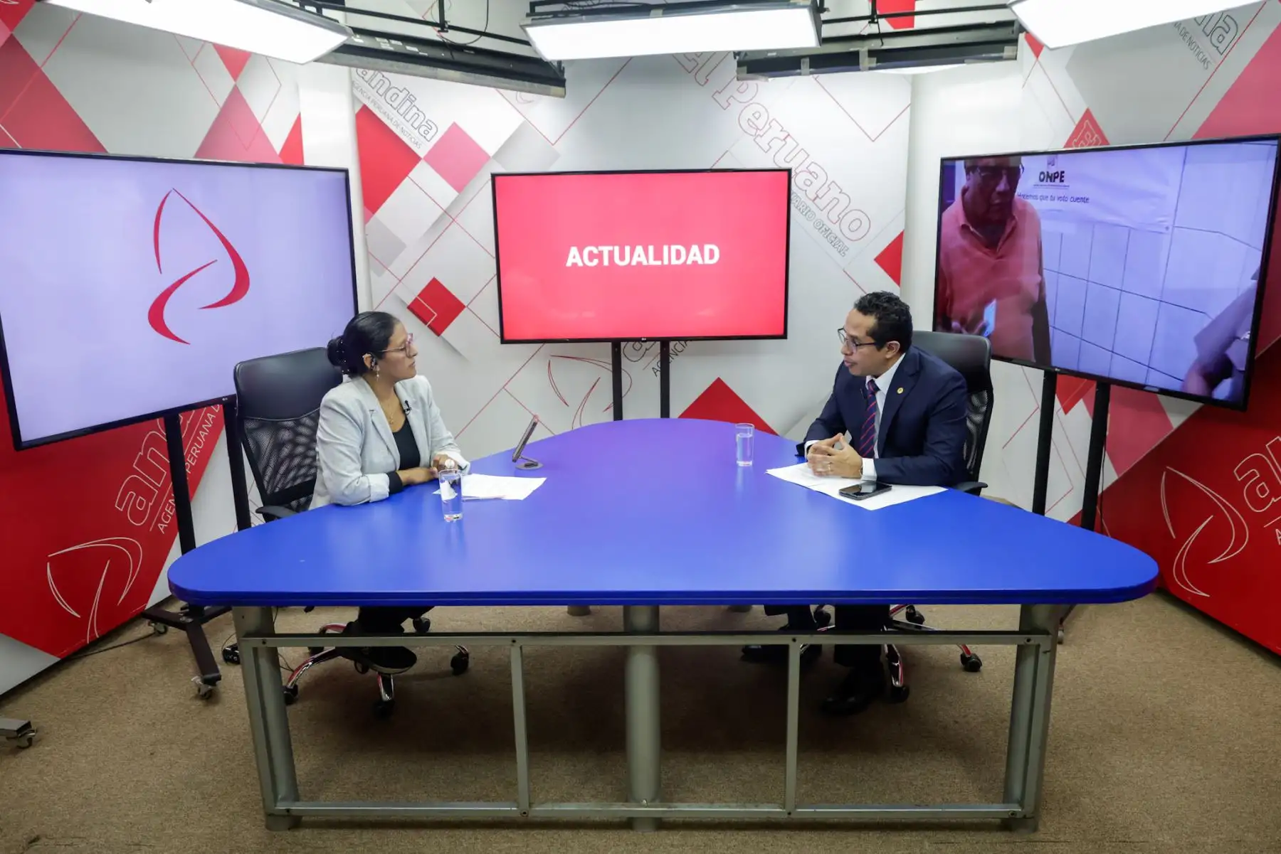 El presidente del Jurado Nacional de Elecciones (JNE), Roberto Burneo Bermejo, concedió una entrevista a Andina Canal Online, en la que detalló las acciones para garantizar la transparencia y eficiencia de las elecciones generales 2026. Además, presentó una guía orientada a promover la participación activa de la población afroperuana en los comicios, fortaleciendo así la inclusión democrática en el país. Foto: ANDINA/Luis Iparraguirre